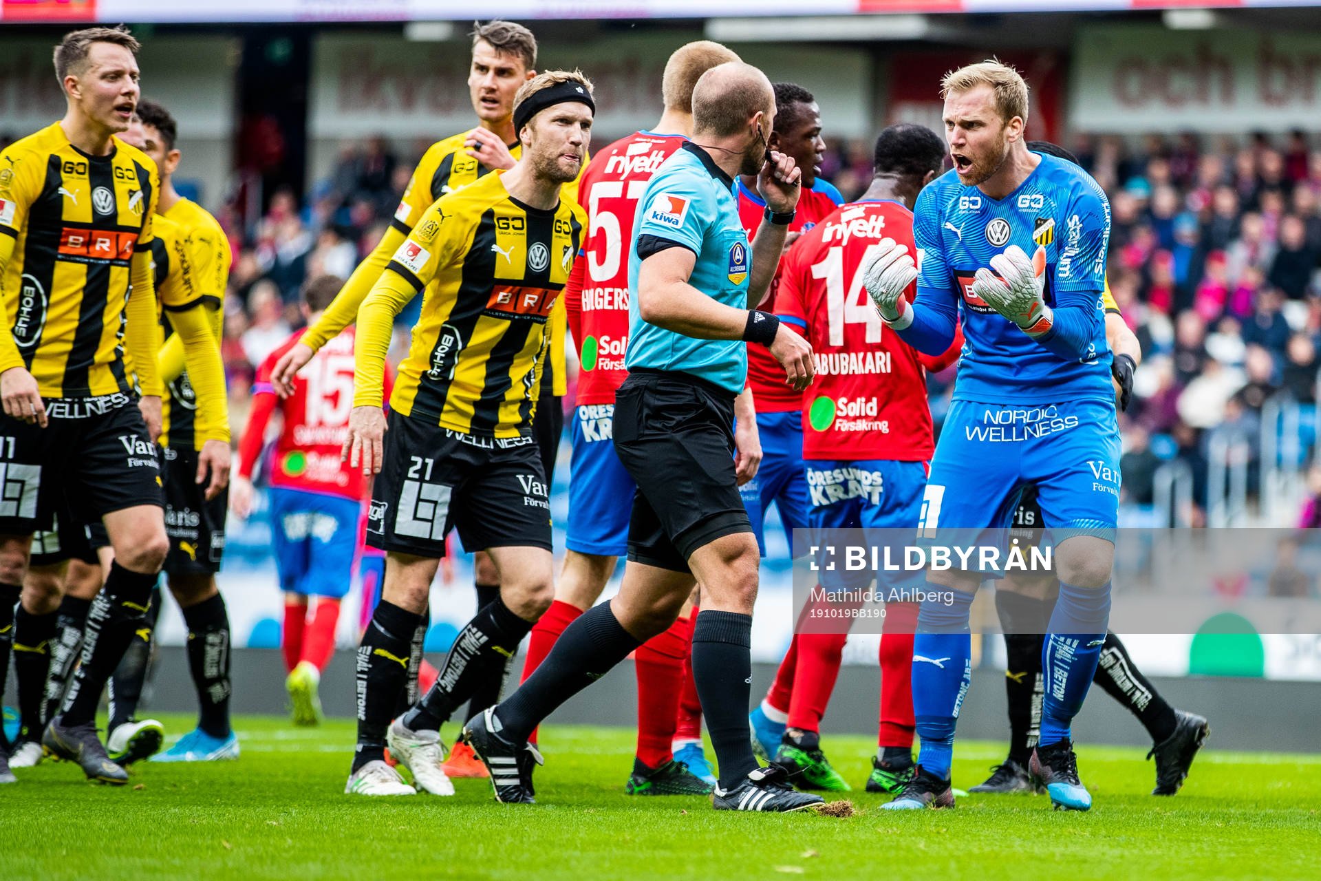 Häckens målvakt Peter Abrahamsson  reagerar mot domare