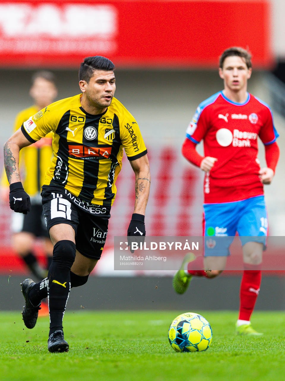 Häckens Paulinho driver bollen
