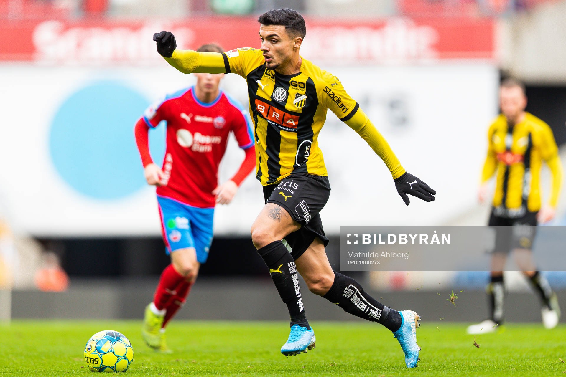 Häckens Ahmed Yasin driver bollen