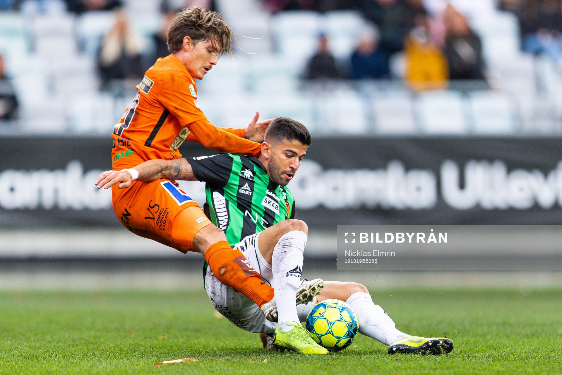 Varbergs Robin Book och GAIS Paulo Marcelo i kamp om bollen