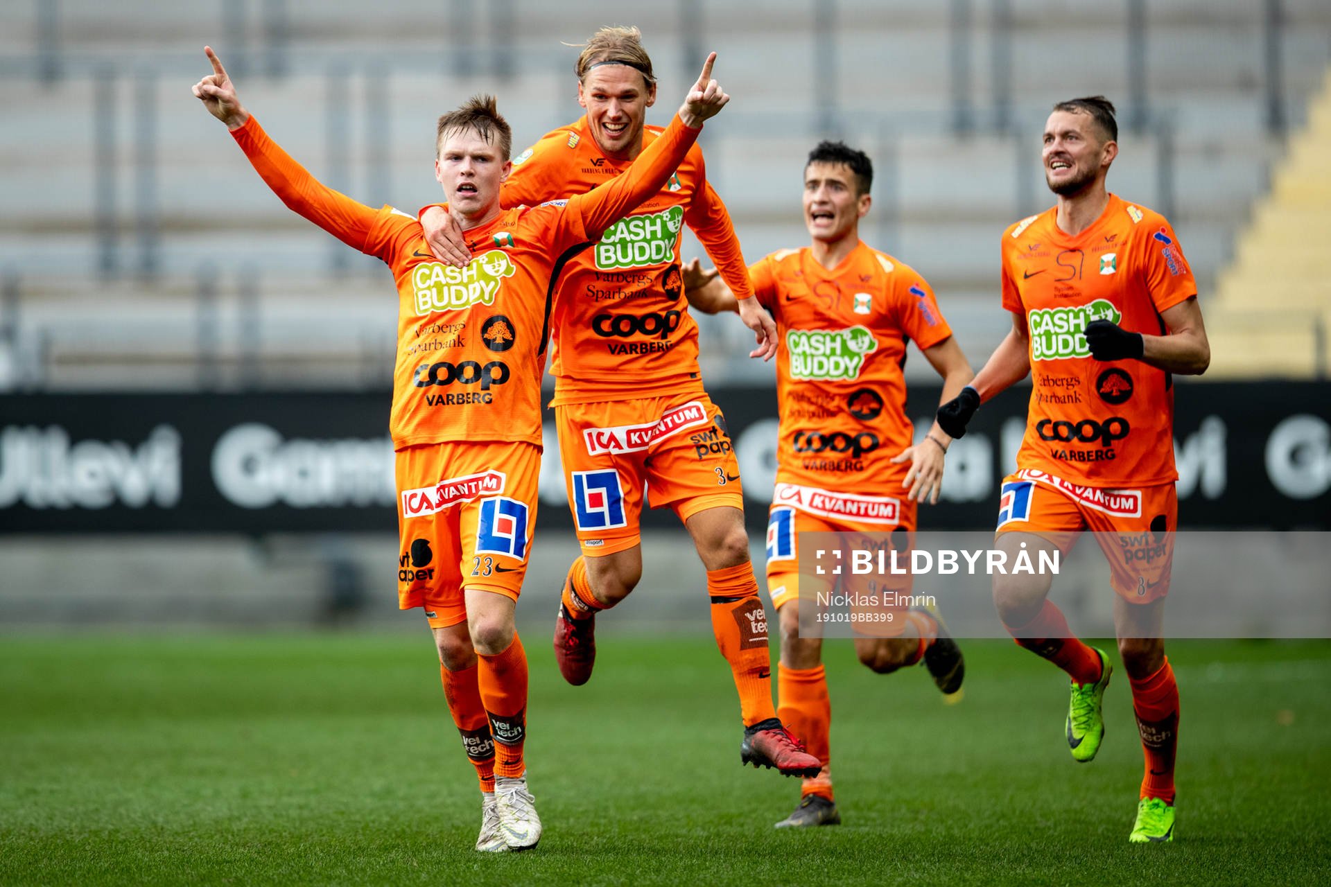 Varbergs Anton Liljenbäck och Hampus Zackrisson  jublar