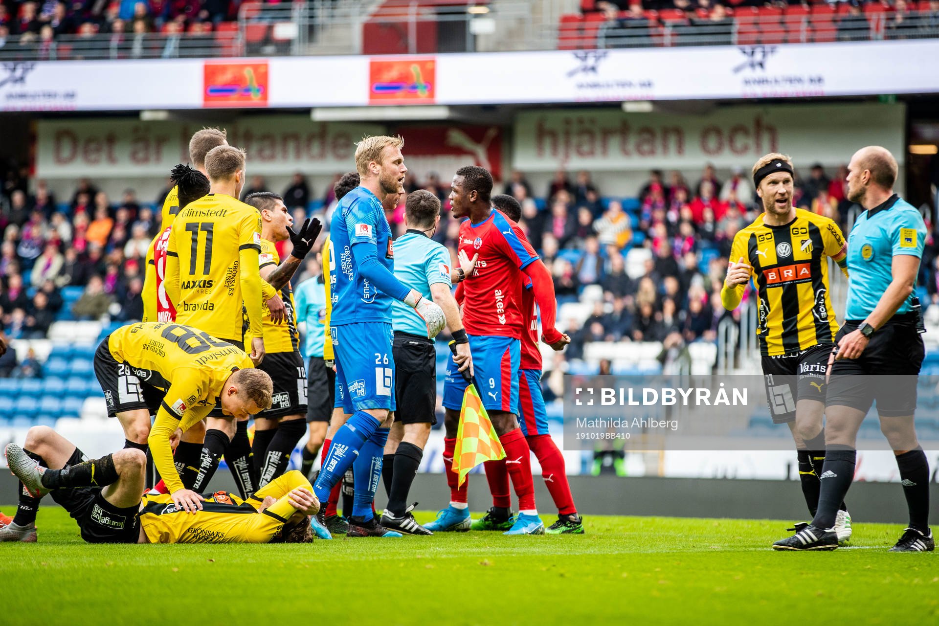 Häckens Rasmus Lindgren i diskussion med domare Patrik Eriksson under fotbollsmatchen i Allsvenskan mellan Helsingborg och Häcken den 19 oktober 2019 i Helsingborg.