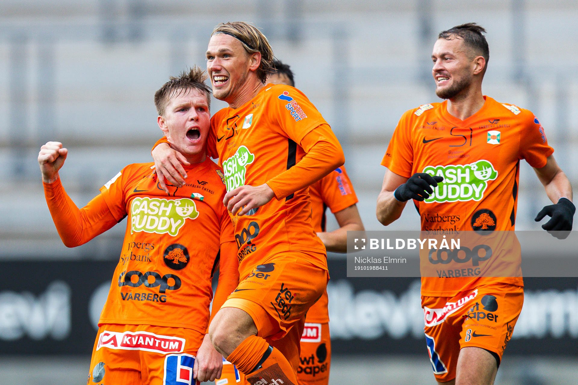 Varbergs Anton Liljenbäck jublar med Joakim Lindner