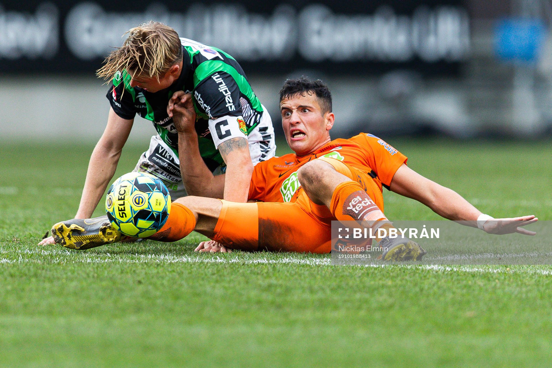 Varbergs Astrit Seljmani och GAIS Marcus Bergholtz i kamp