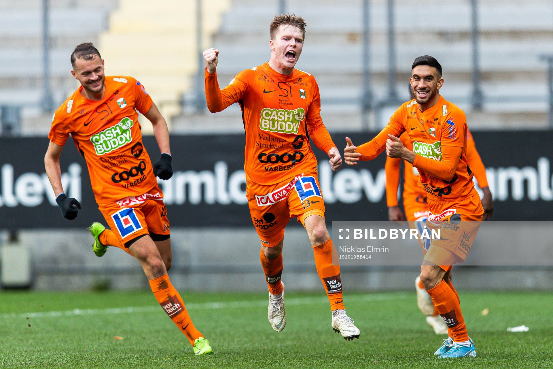 Varbergs Anton Liljenbäck (mitten) jublar