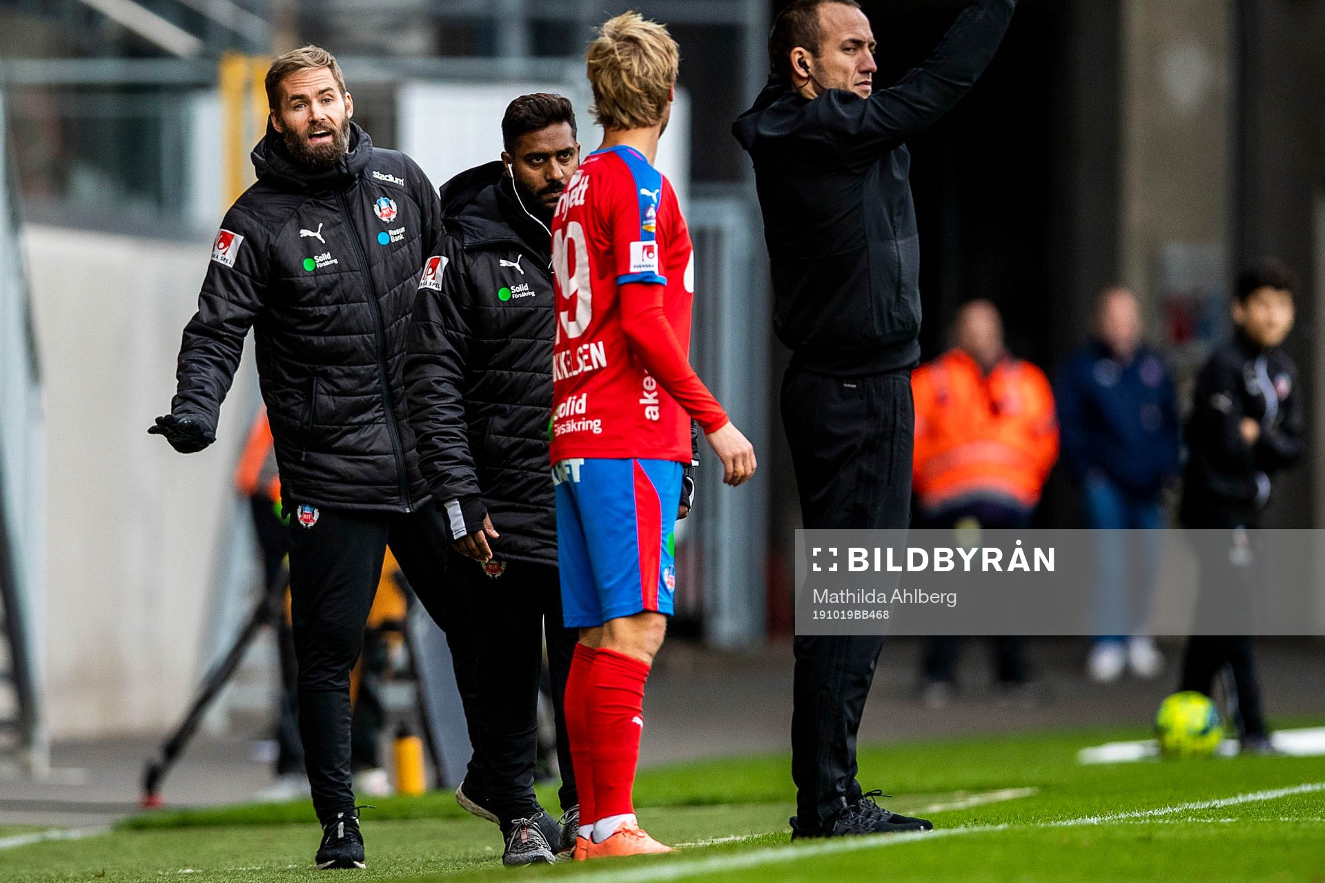 Helsingborgs tränare Olof Mellberg instruerar Tobias