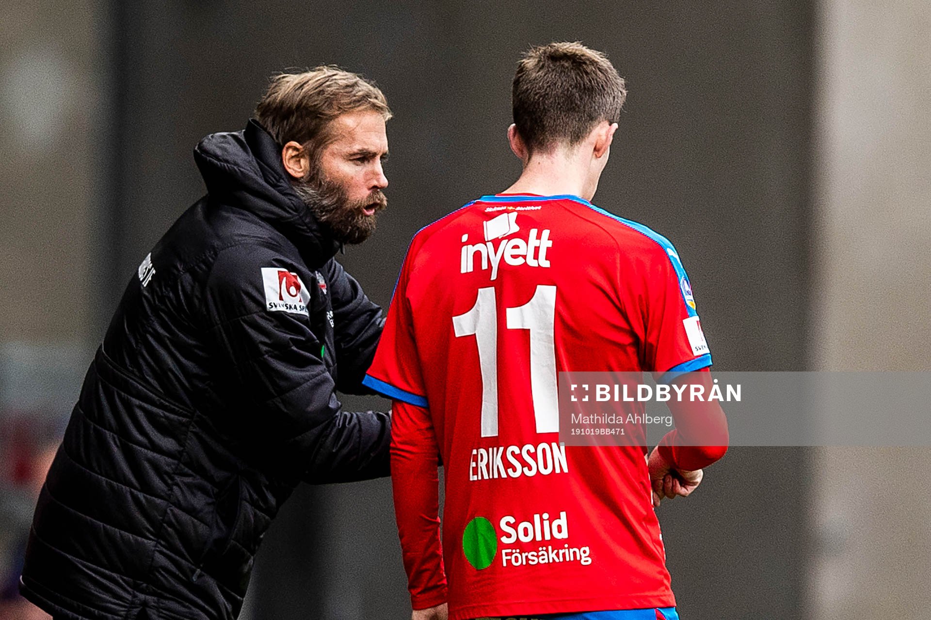 Helsingborgs tränare Olof Mellberg ger instruktioner till