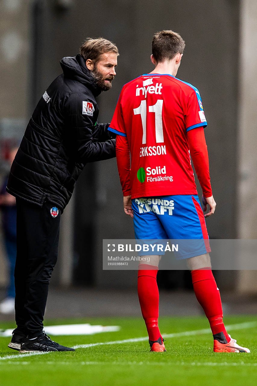 Helsingborgs tränare Olof Mellberg ger instruktioner till