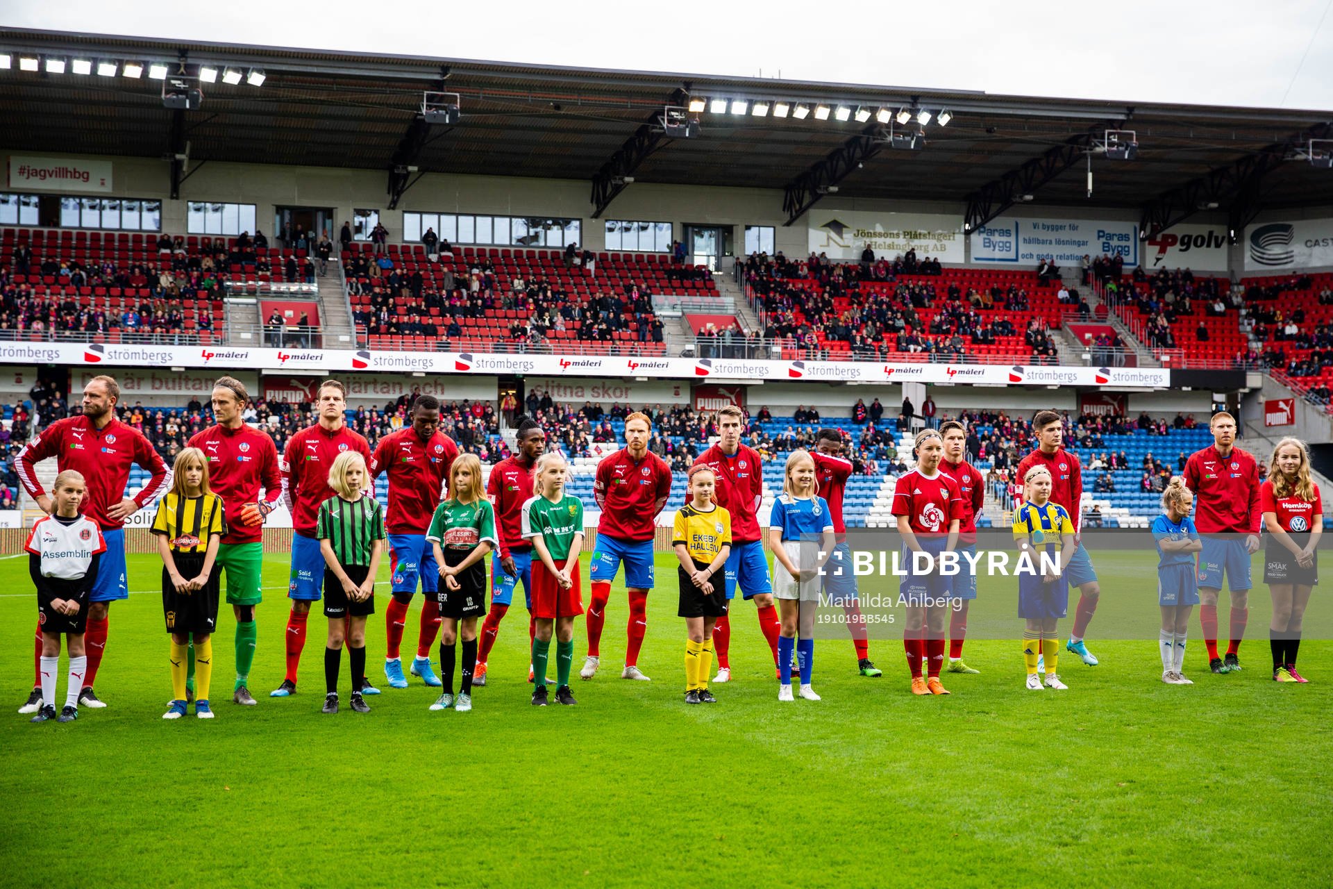 Helsingborgs spelare med maskotar med tröjor från olika