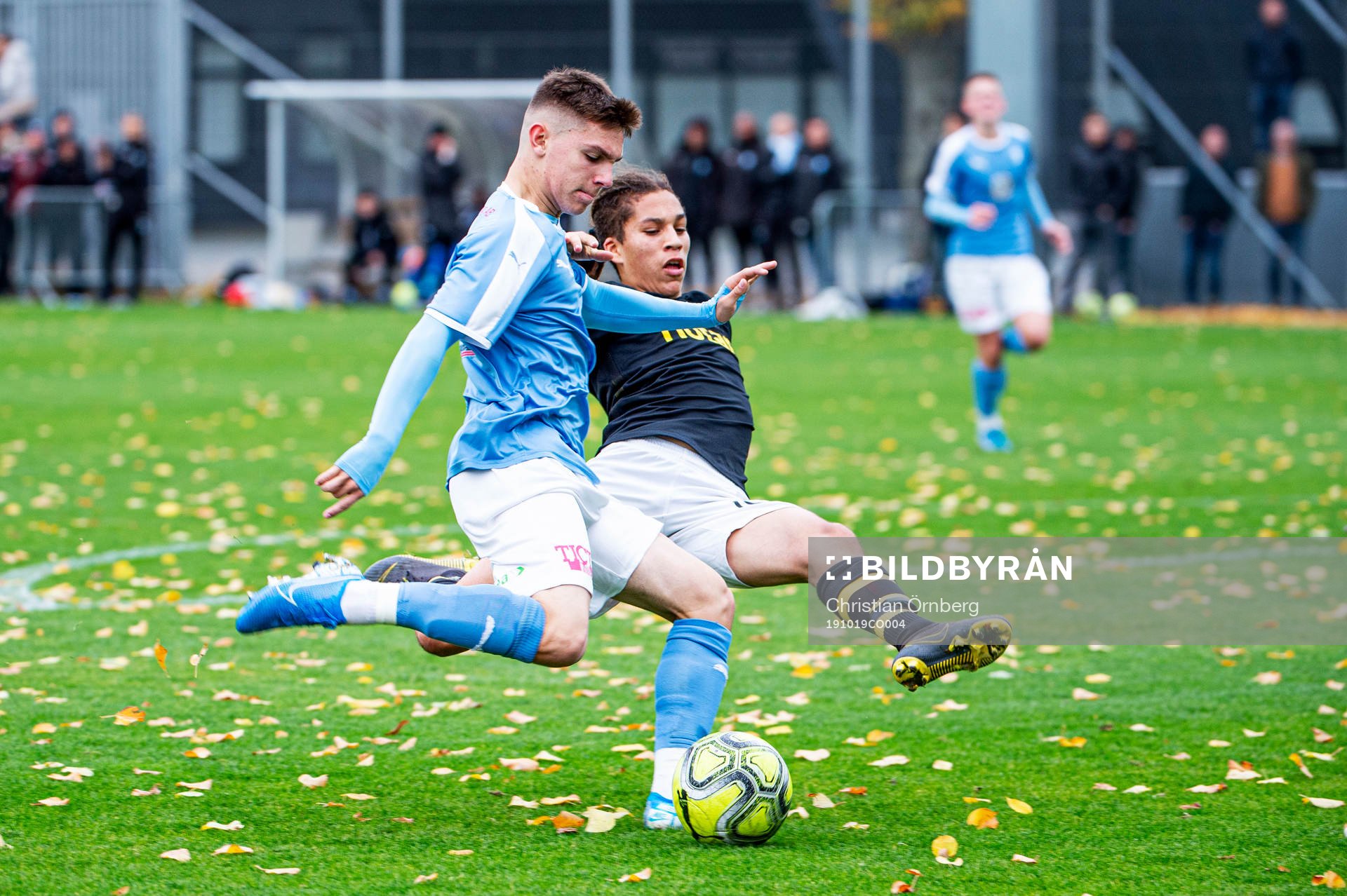 AIKs Rasmus Bonde försöker hindra Malmö Isak Bjerkebo