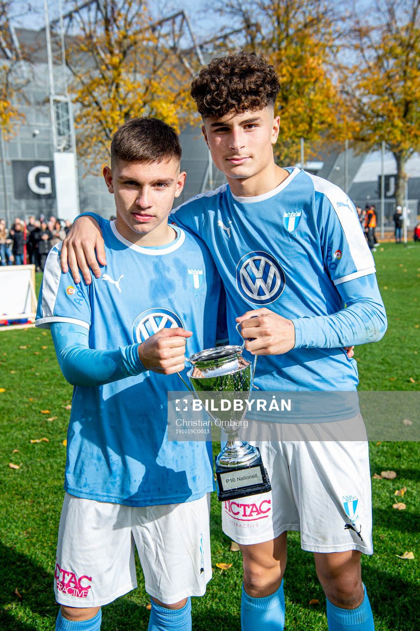 Malmös Isak Bjerkebo och Adrian Neziri jublar med pokalen