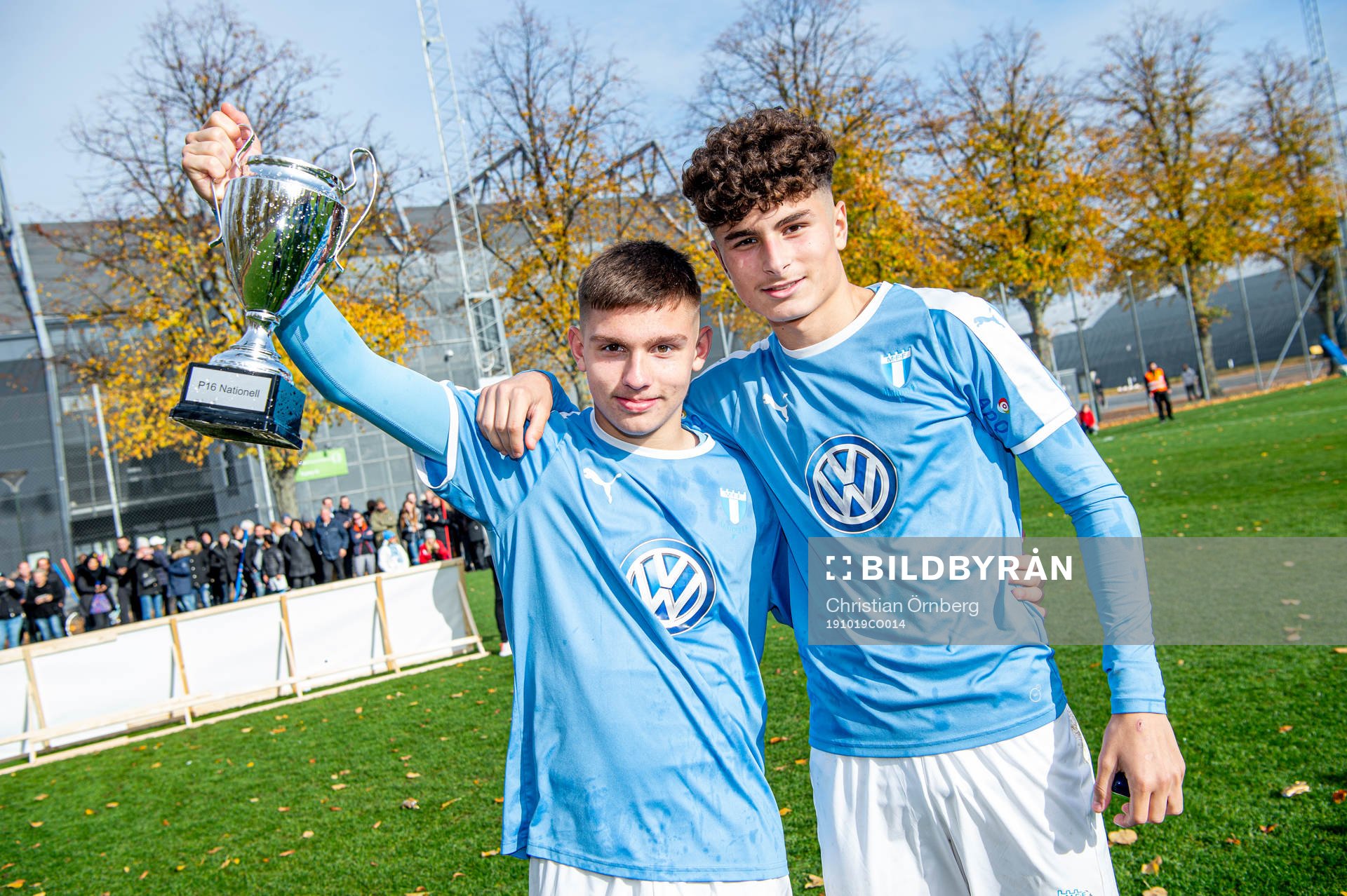 Malmös Isak Bjerkebo och Adrian Neziri jublar med pokalen