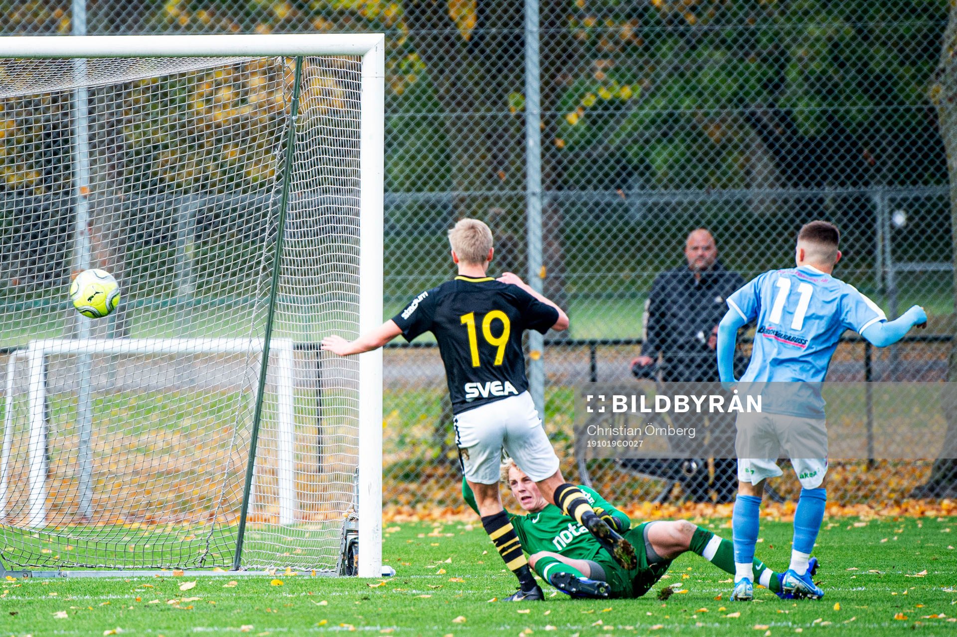 Malmös Isak Bjerkebo gör mål på AIKs målvakt Karl