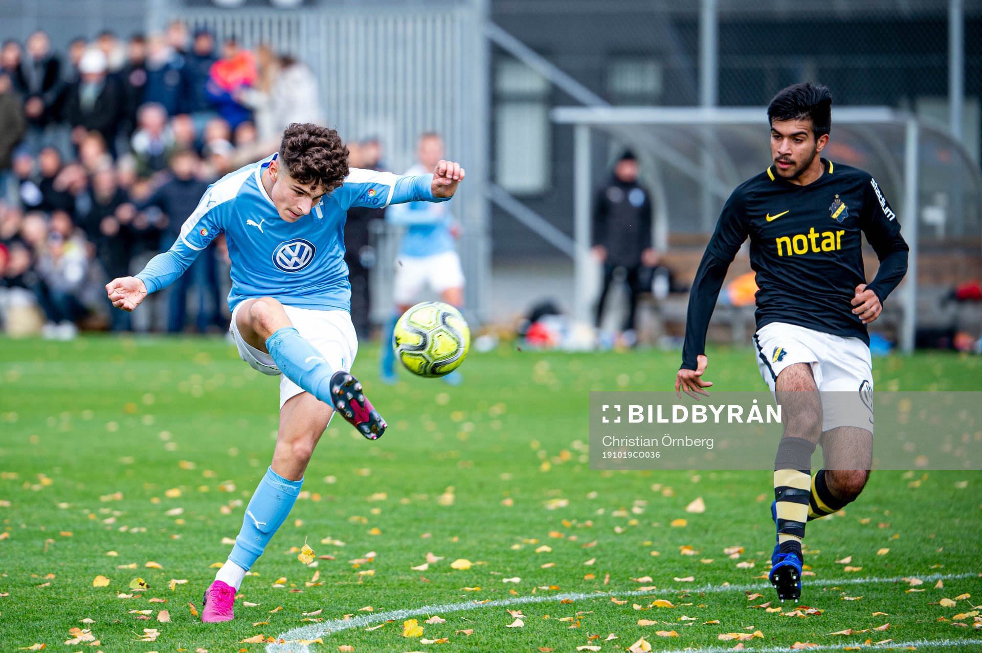 Malmös Adrian Neziri med bollen