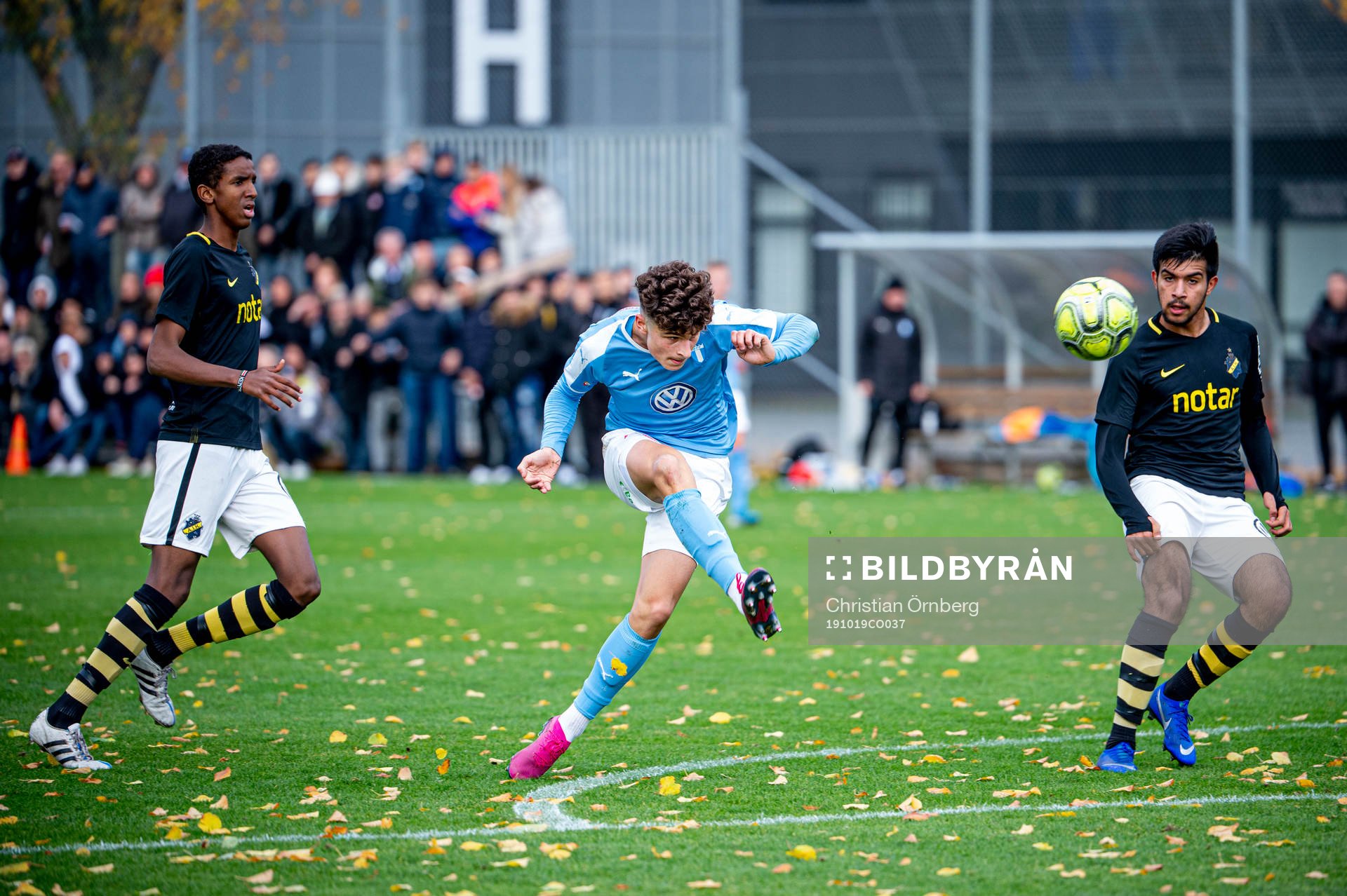 Malmös Adrian Neziri med bollen
