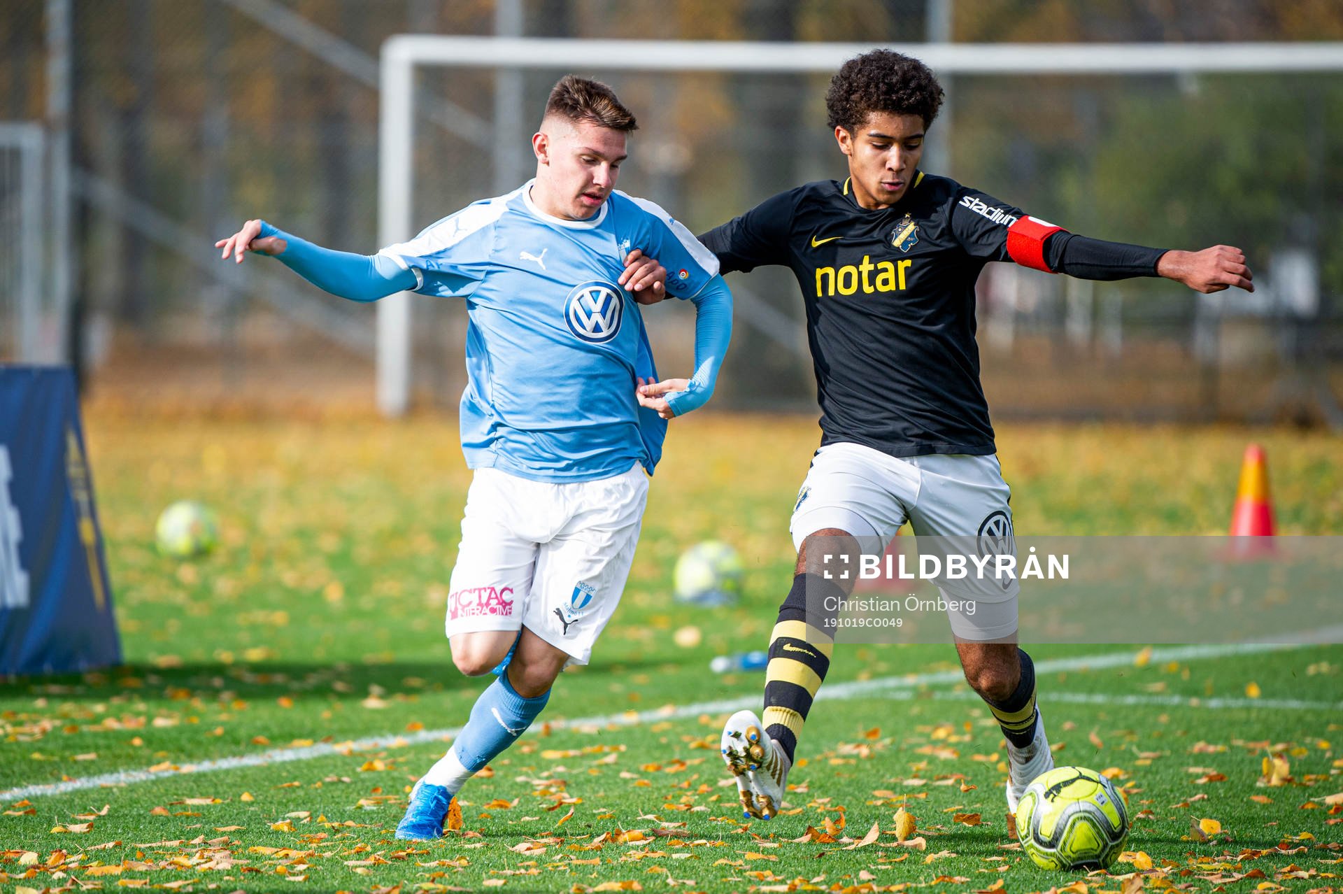 Malmös Isak Bjerkebo mot AIKs Joshua Sivertsen under P16-finalen mellan Malmö FF och AIK den 19 oktober 2019 i Malmö.