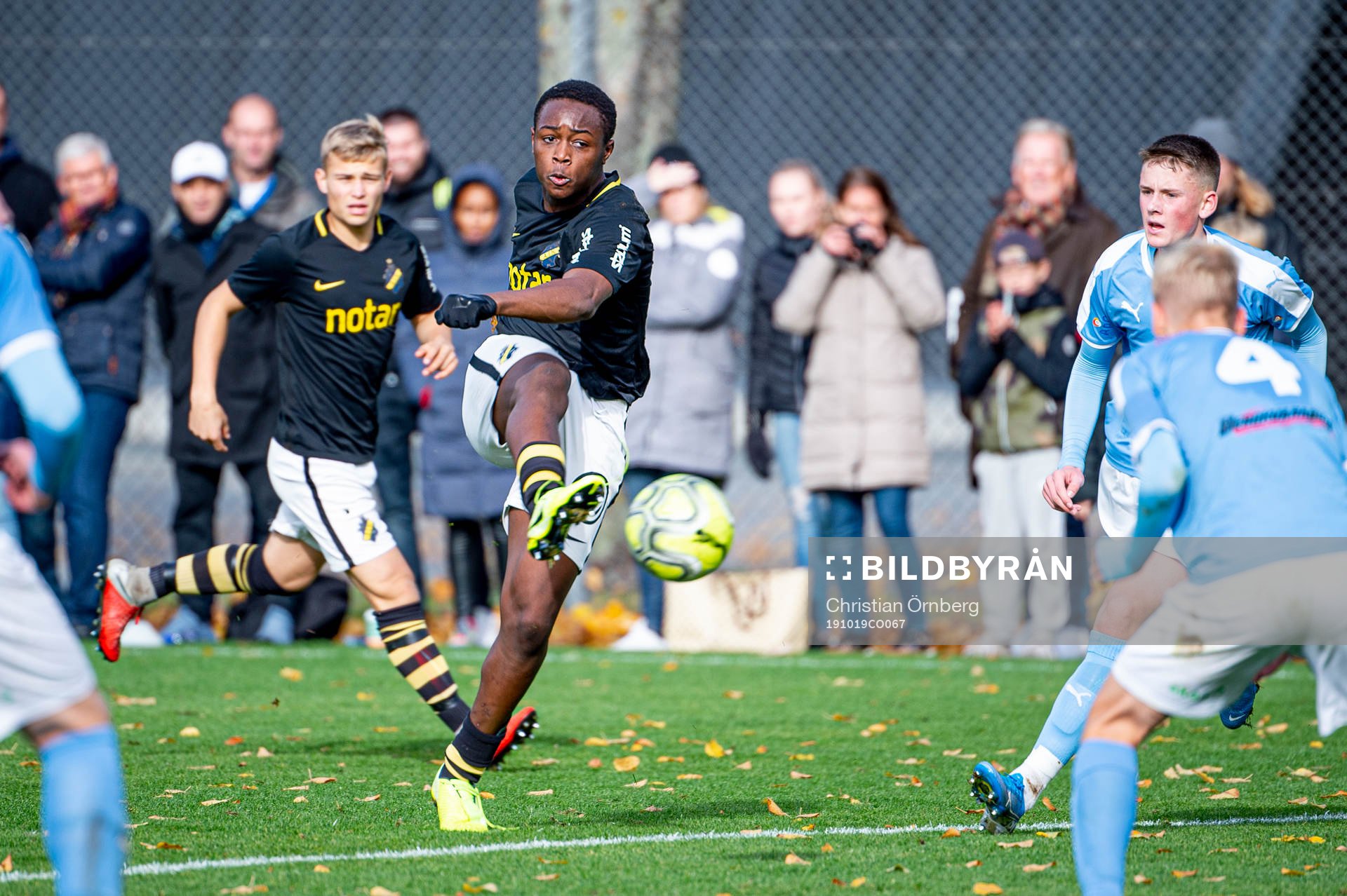 AIKs Richie Omorowa mot Malmös spelare