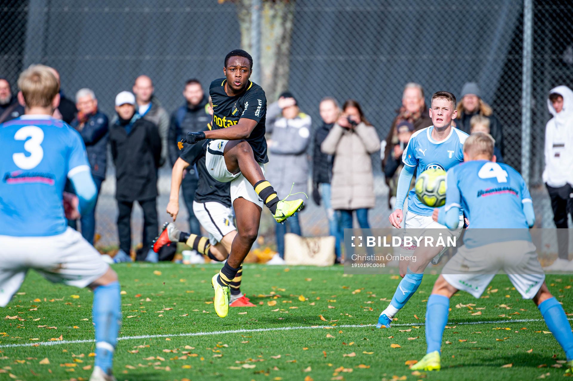 AIKs Richie Omorowa mot Malmös spelare