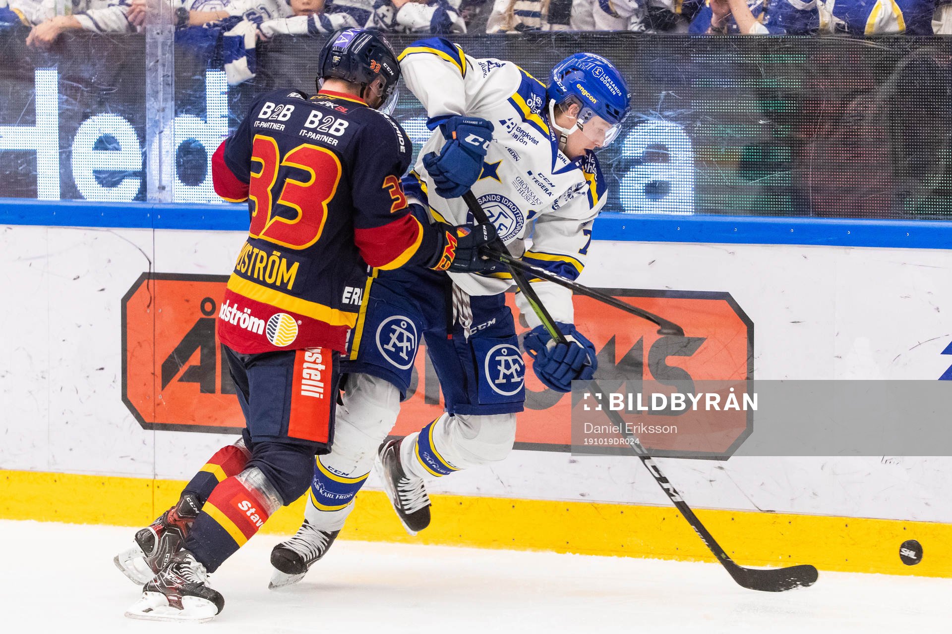 Djurgårdens Linus Hultström tacklar Leksands Lucas