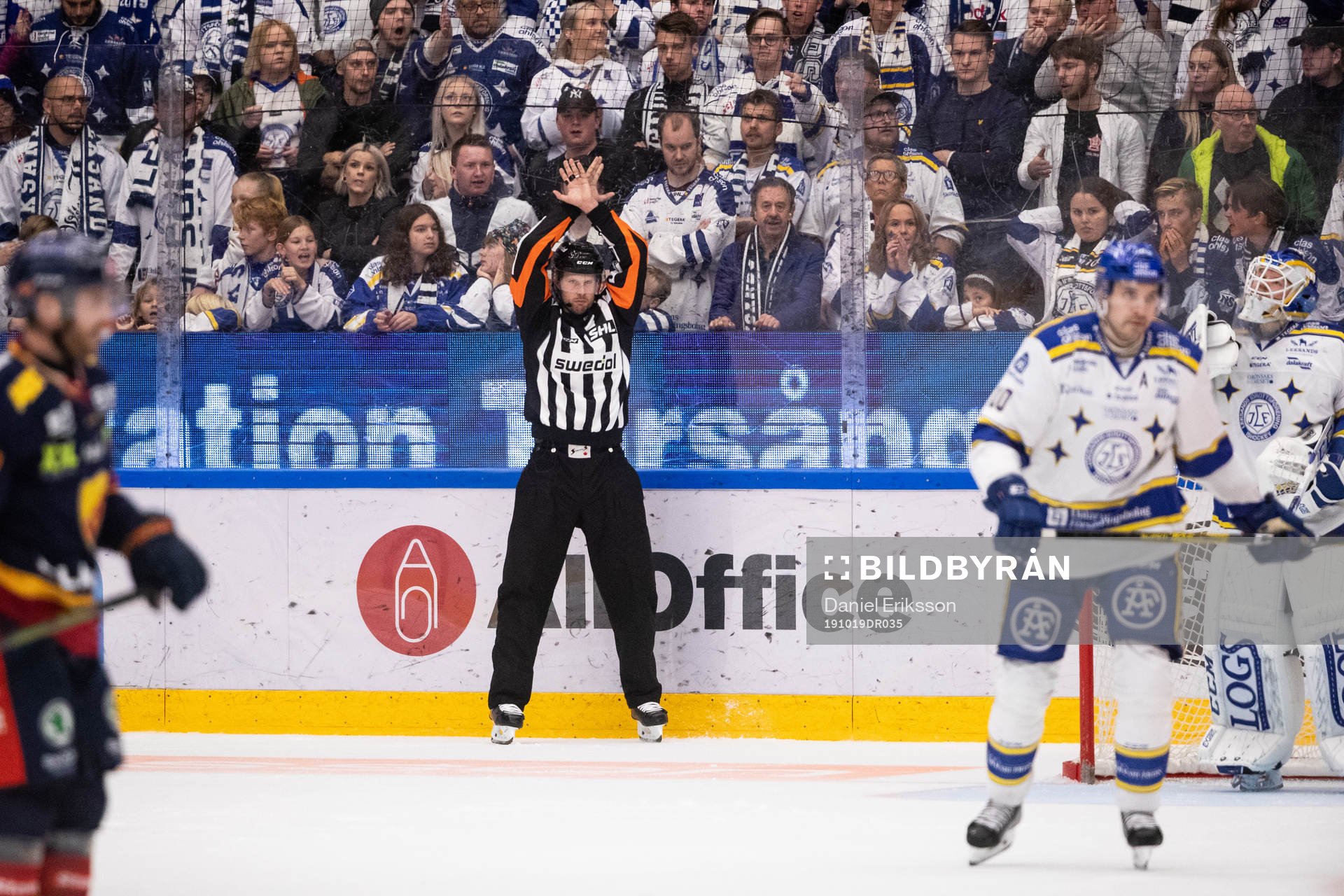 Domare Johan Magnusson visar straff för Djurgården