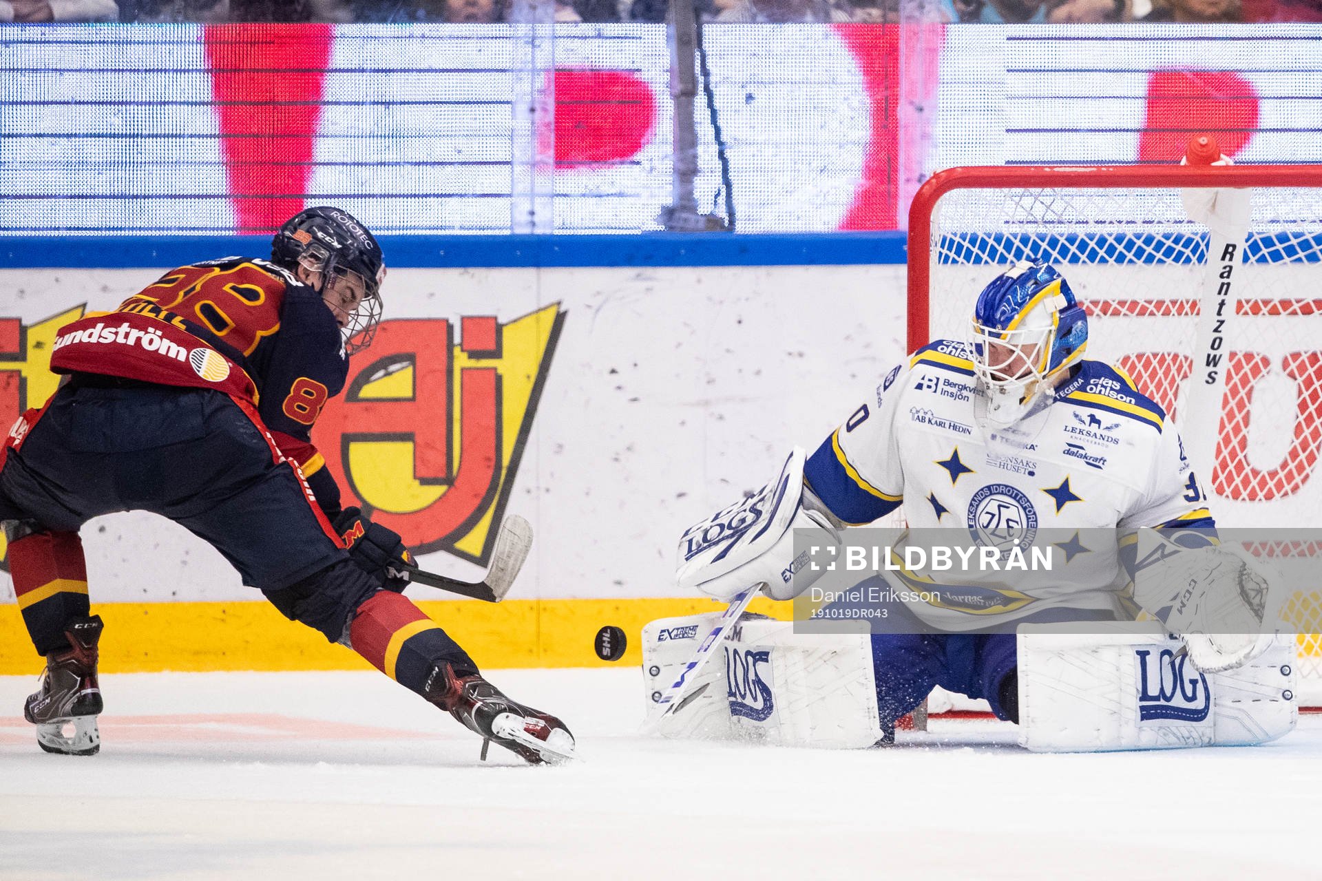 Djurgårdens Alexander Holtz och Leksands målvakt Janne