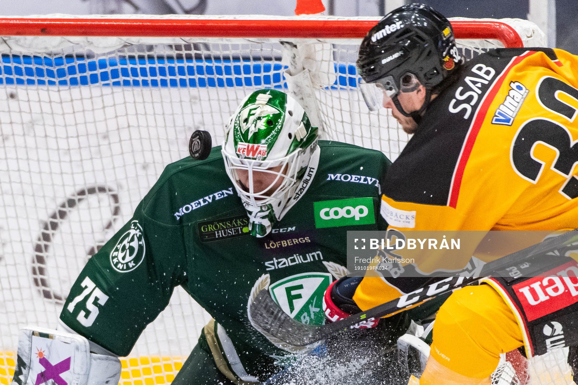 Färjestads målvakt Arvid Holm och Luleås Oscar Engsund