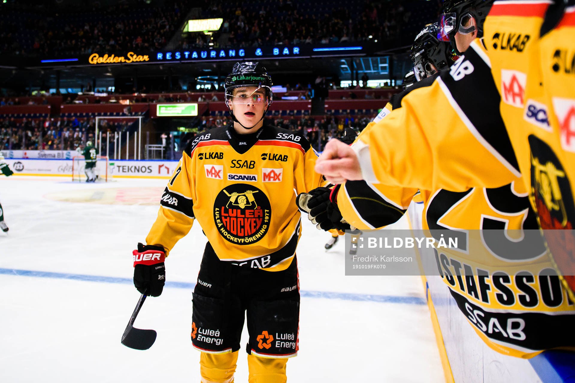 Luleås Nils Lundkvist jublar med lagkamrater