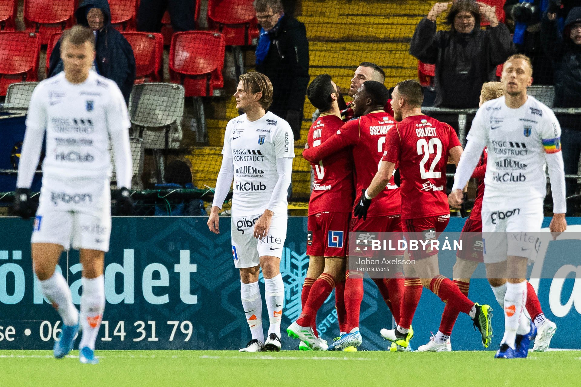 Östersunds Dino Islamovic jublar med lagkamrater