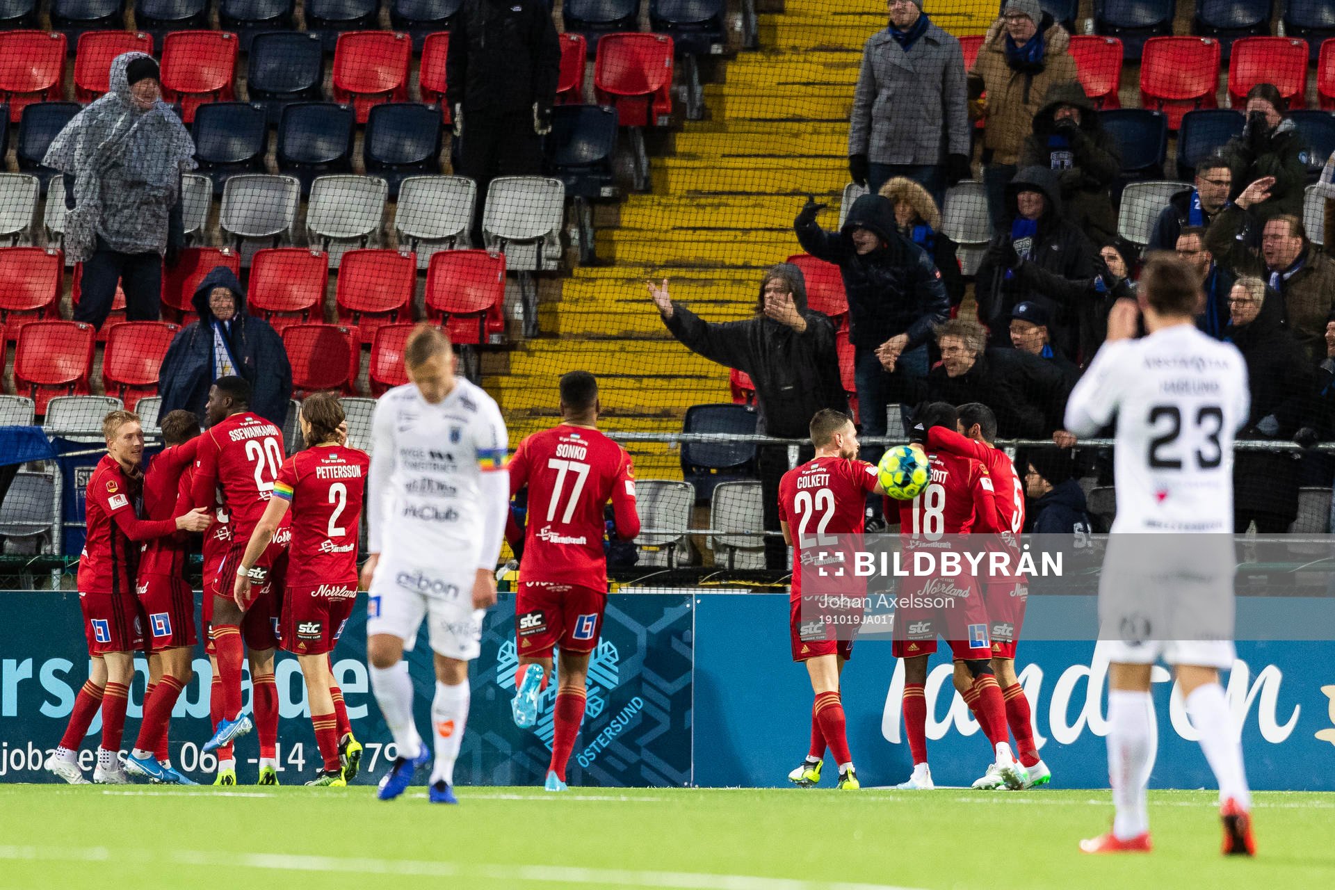 Östersunds Dino Islamovic jublar med lagkamrater
