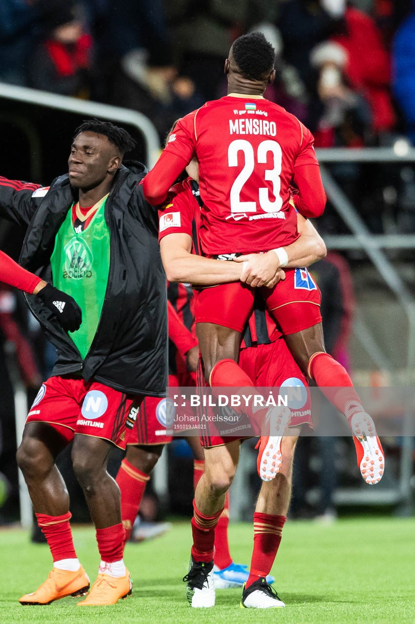 Östersunds Sam Mensiro och Tom Pettersson jublar