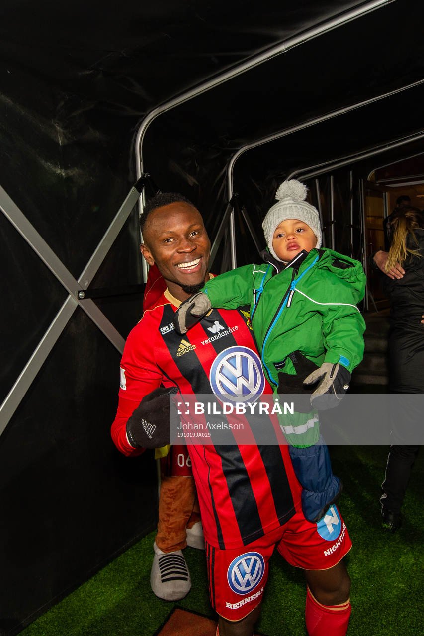 Östersunds Sam Mensiro jublar med sin dotter
