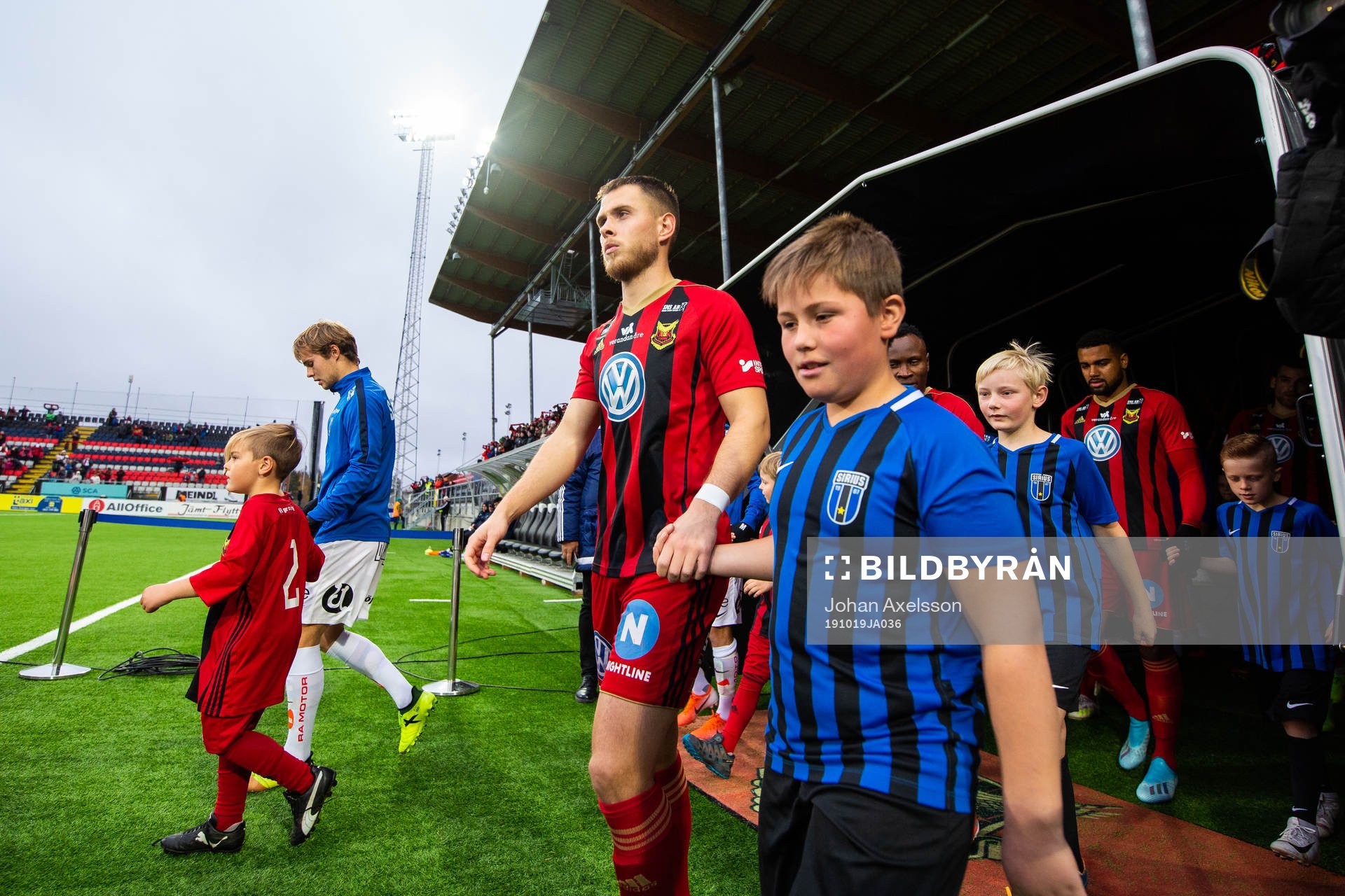 Östersunds Charlie Colkett på inmarschen