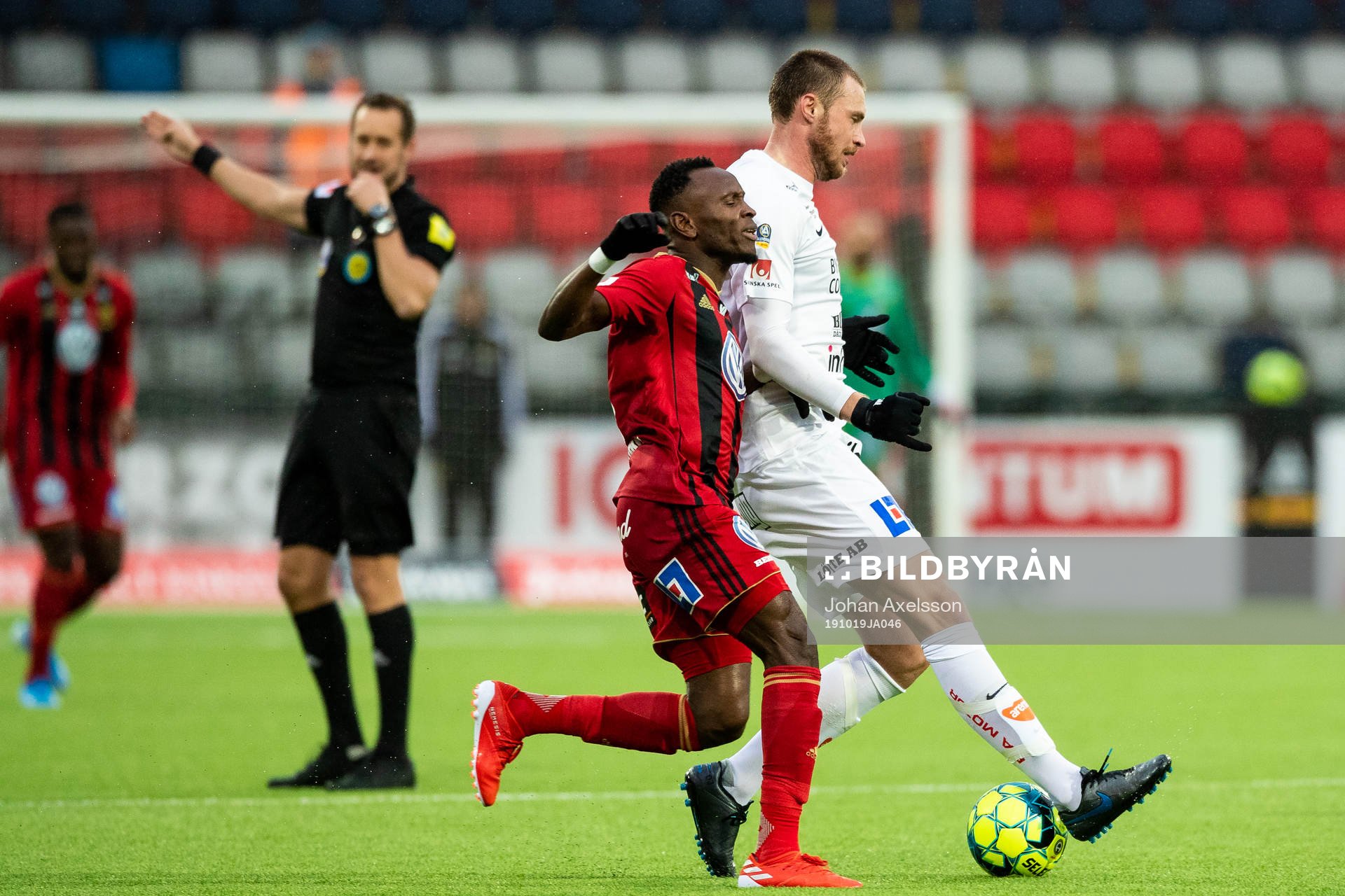 Östersunds Sam Mensiro i kamp medSirius Daniel Jarl
