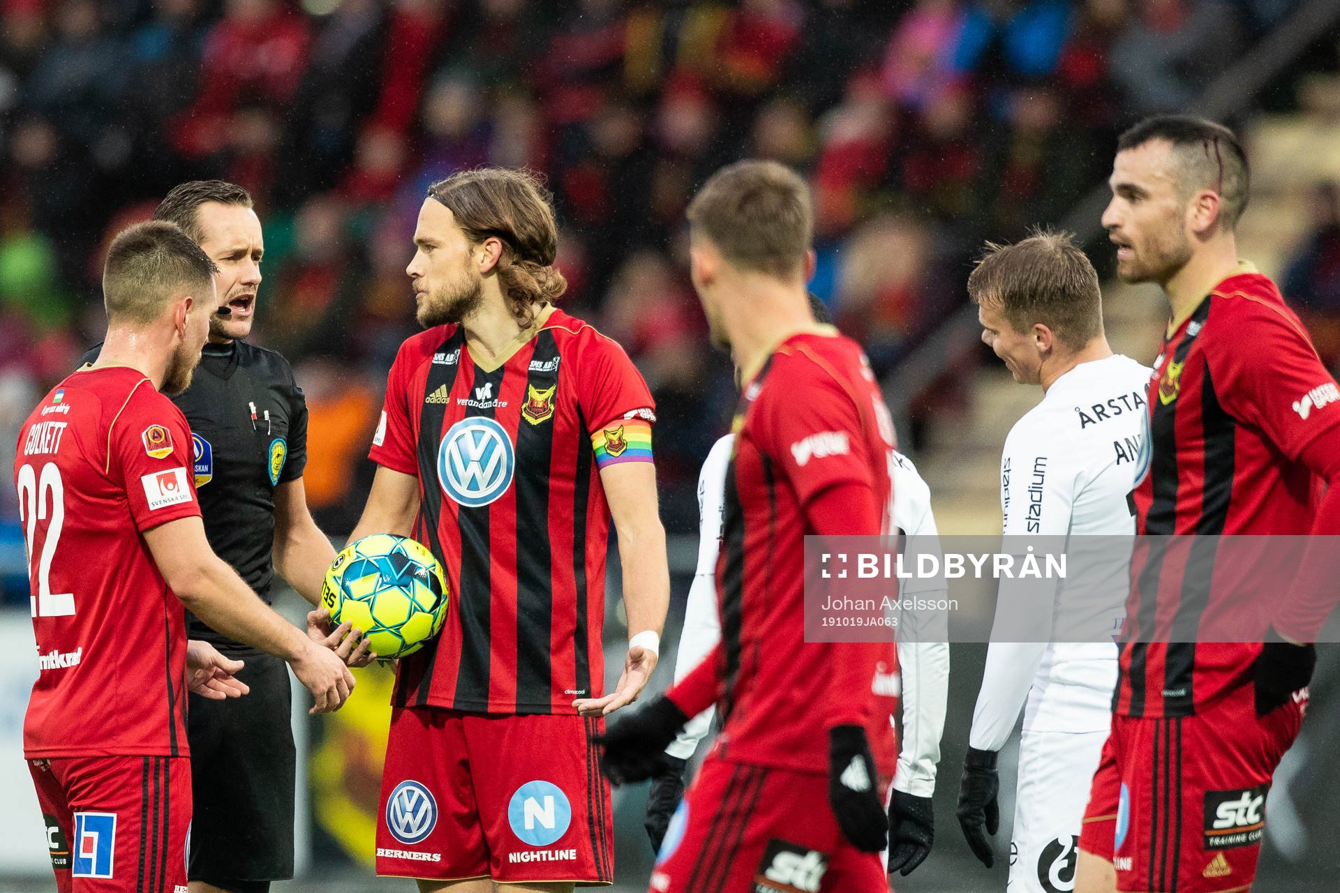 Östersunds Tom Pettersson i samtal med huvuddomare Victor