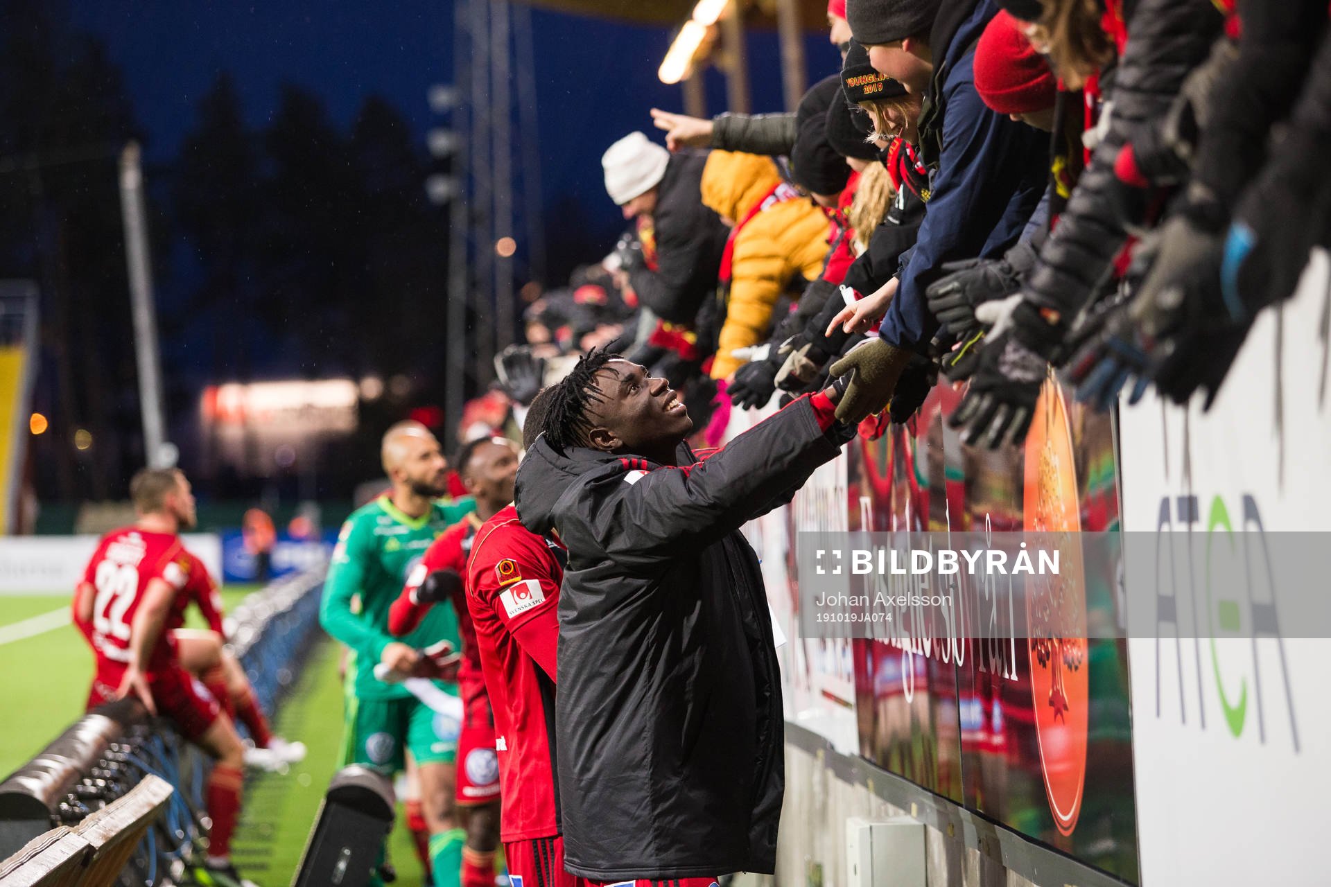 Östersunds Jordan Attah Kadiri jublar med fans