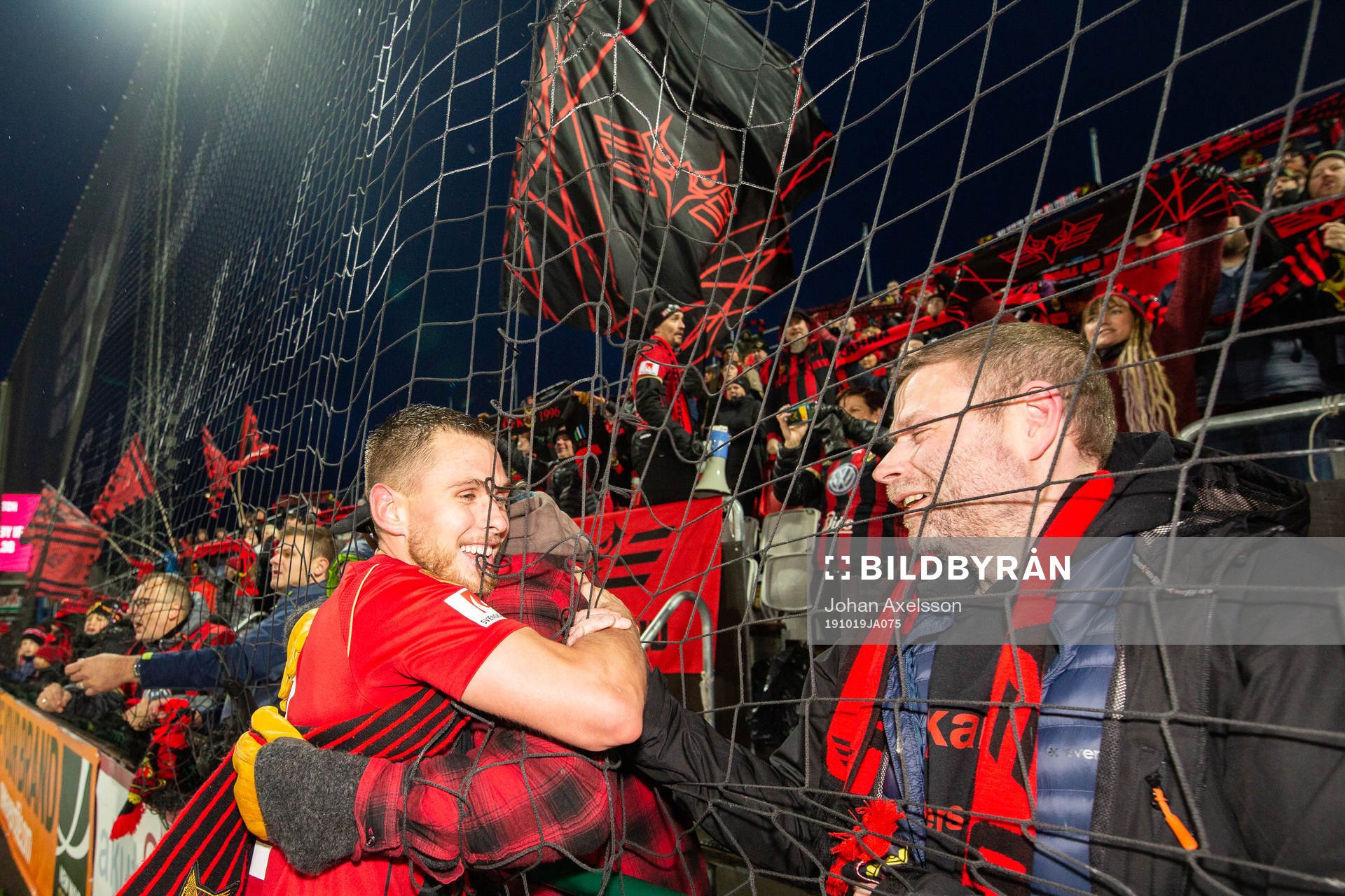 Östersunds Charlie Colkett jublar med fans