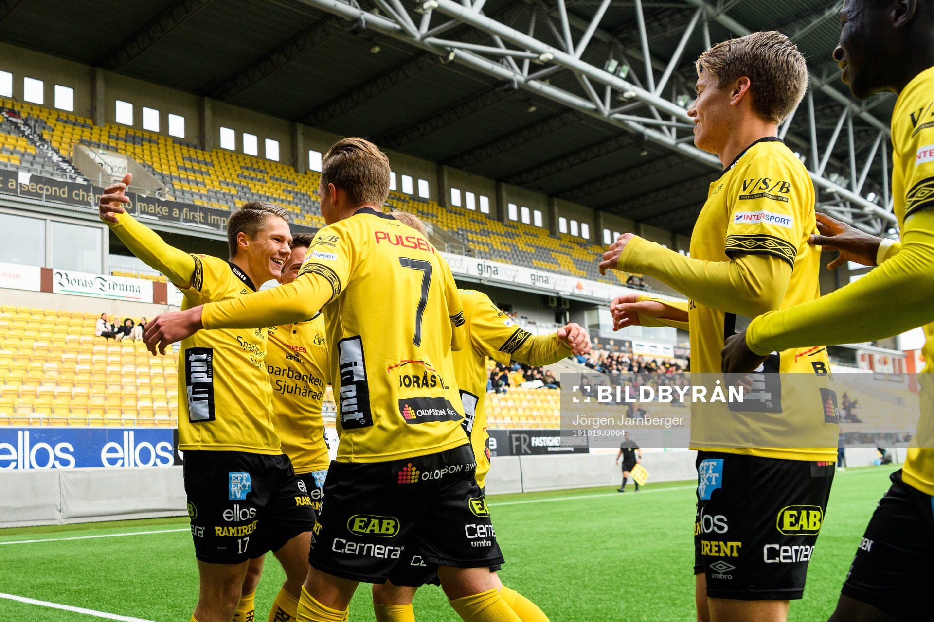 Elfsborgs Gustav Broman klappas om av lagkamrater