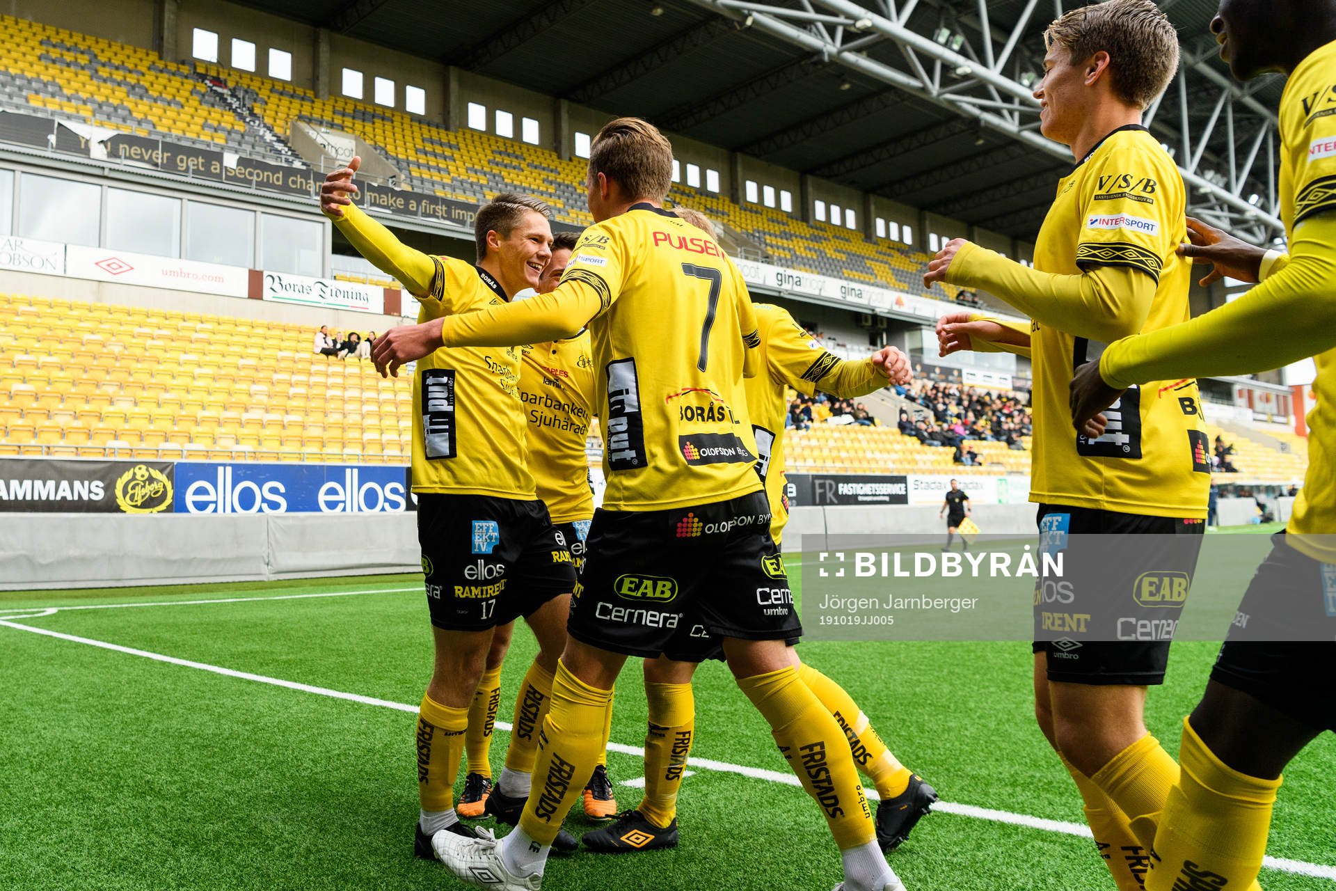 Elfsborgs Gustav Broman klappas om av lagkamrater