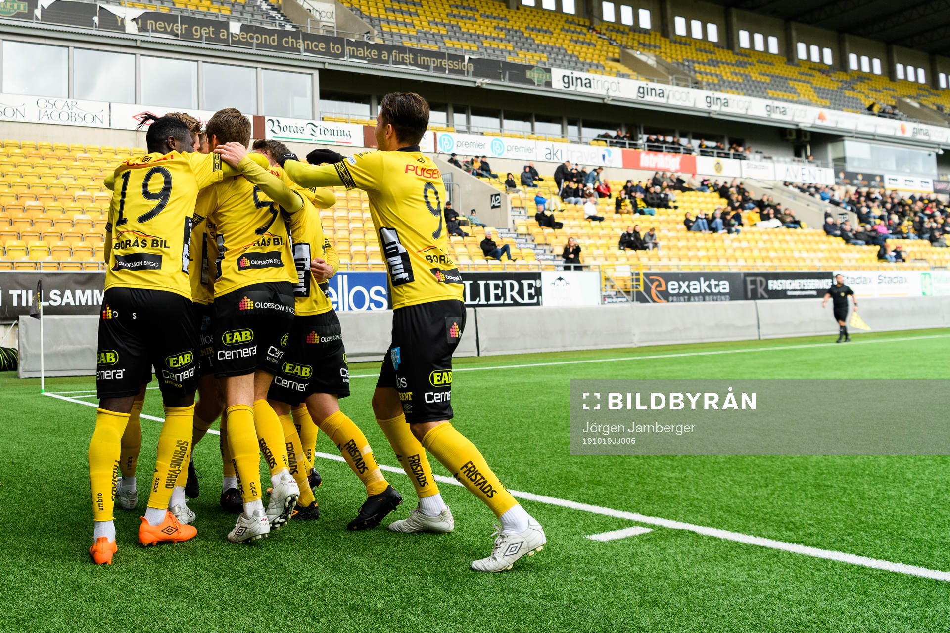 Elfsborgs Gustav Broman (skymd) klappas om av lagkamrater