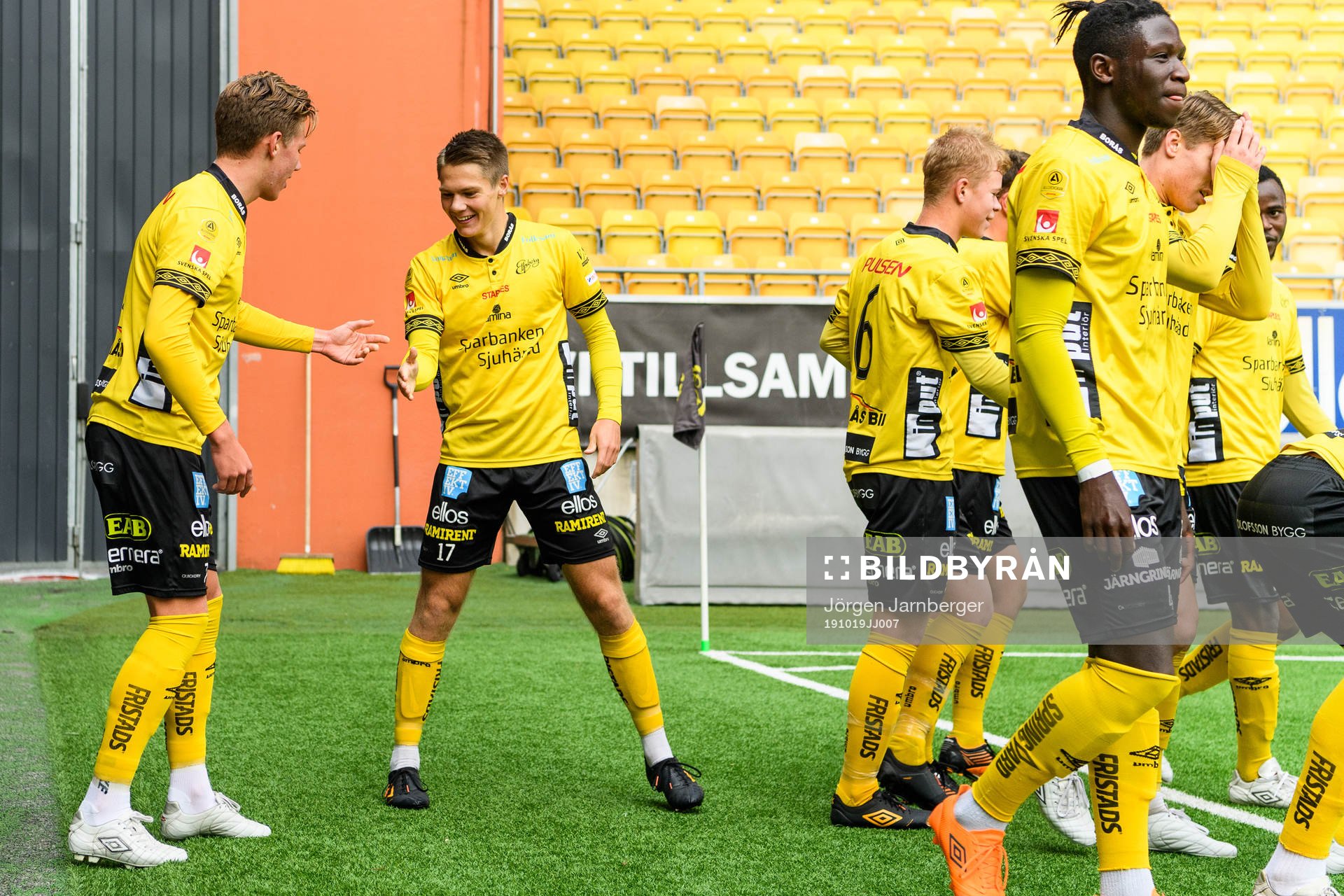 Elfsborgs Gustav Broman klappas om av lagkamrater efter 1-0 under fotbollsmatchen i U19 Allsvenskan mellan Elfsborg och IFK Norrköping den 19 oktober 2019 i Borås.
