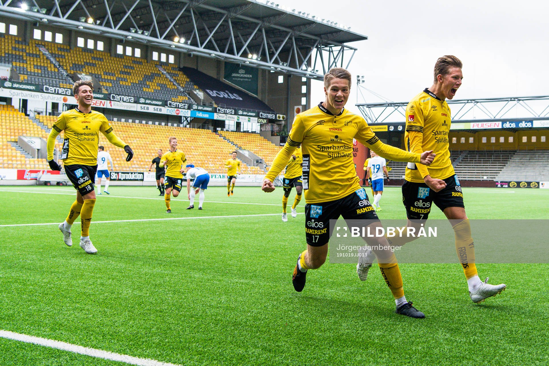 Elfsborgs Gustav Broman och Noah Söderberg jublar