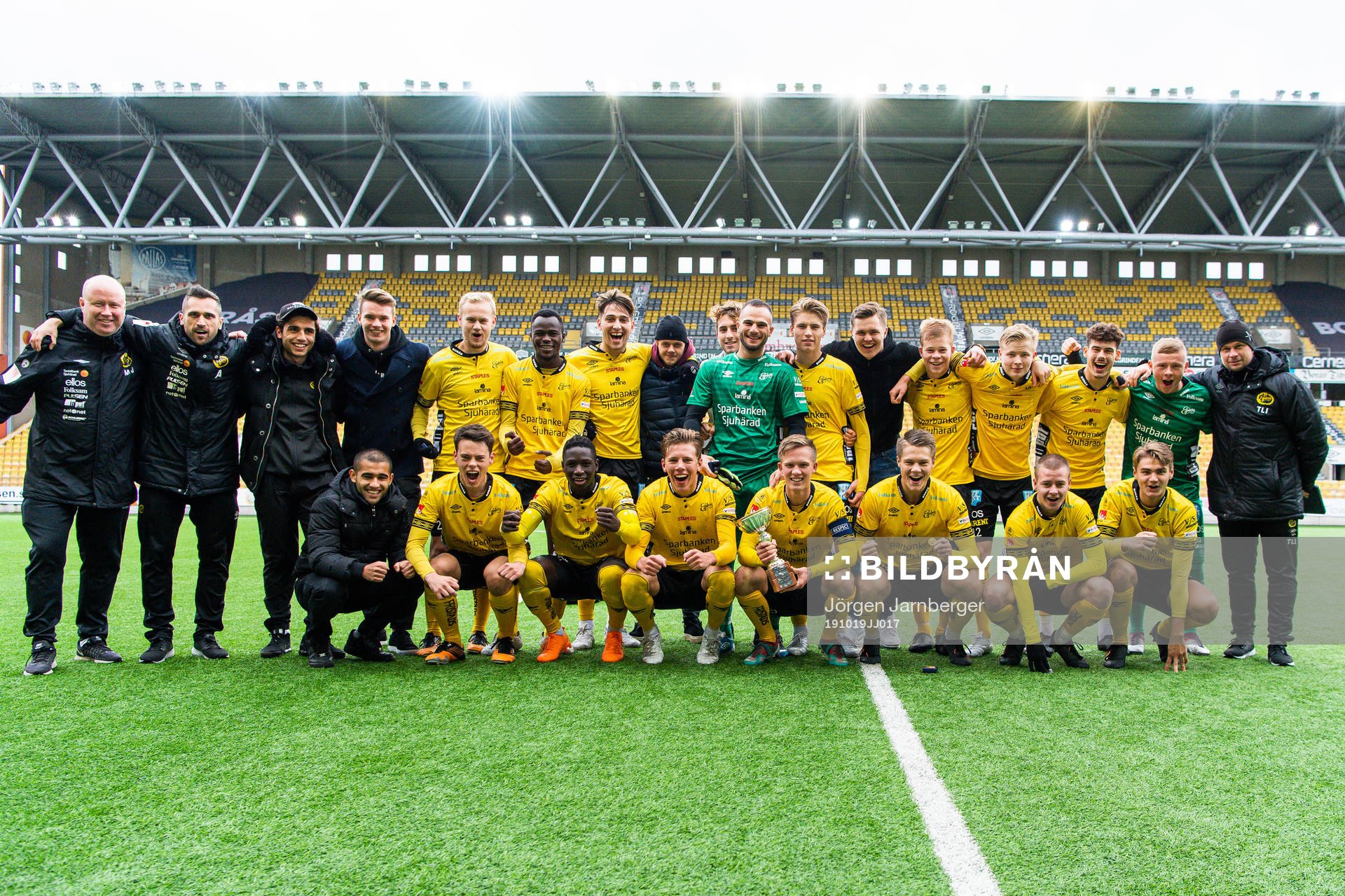 Elfsborgs spelare poserar med pokalen