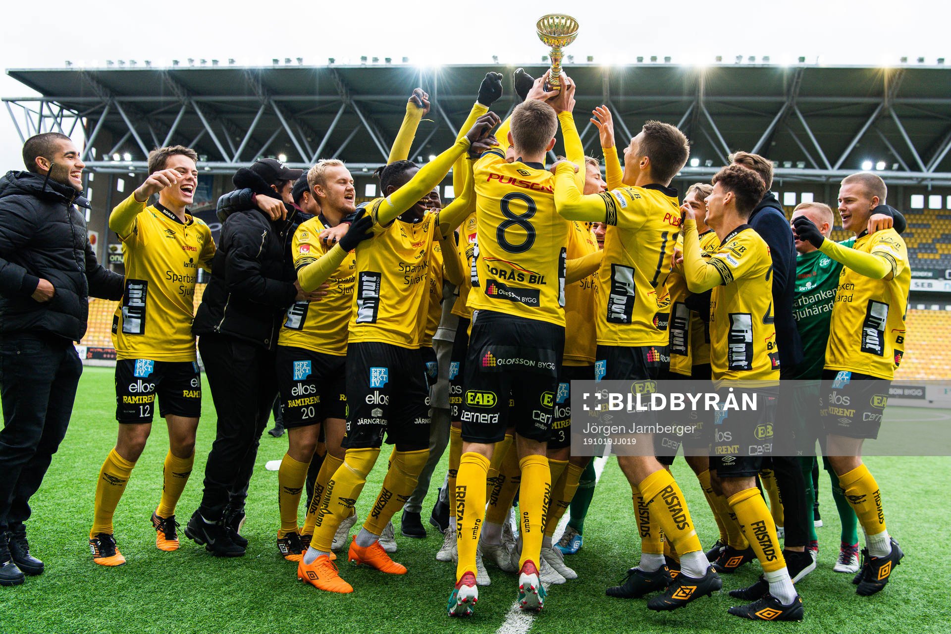 Elfsborgs spelare jublar med pokalen