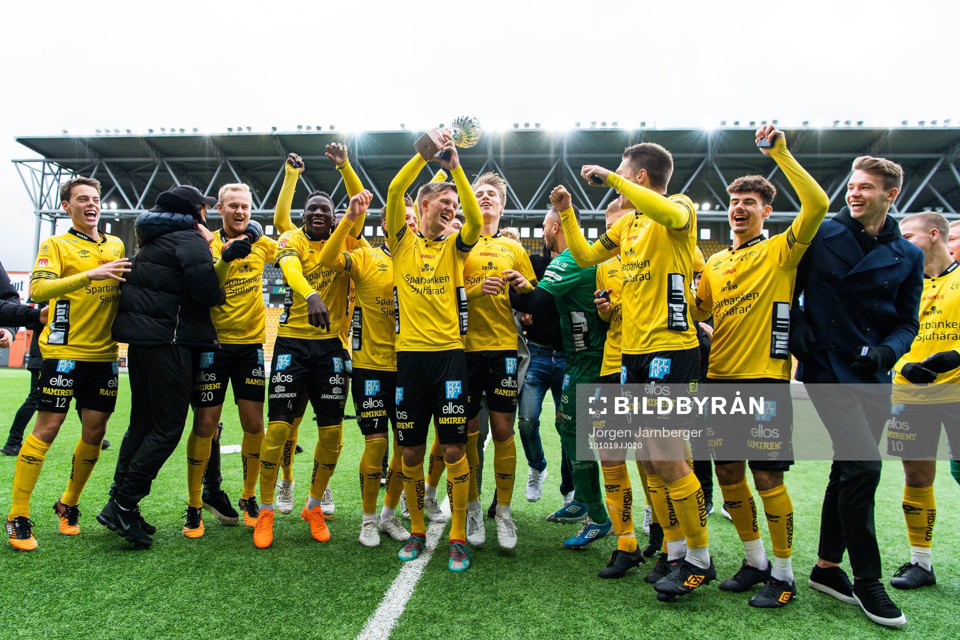 Elfsborgs spelare jublar med pokalen