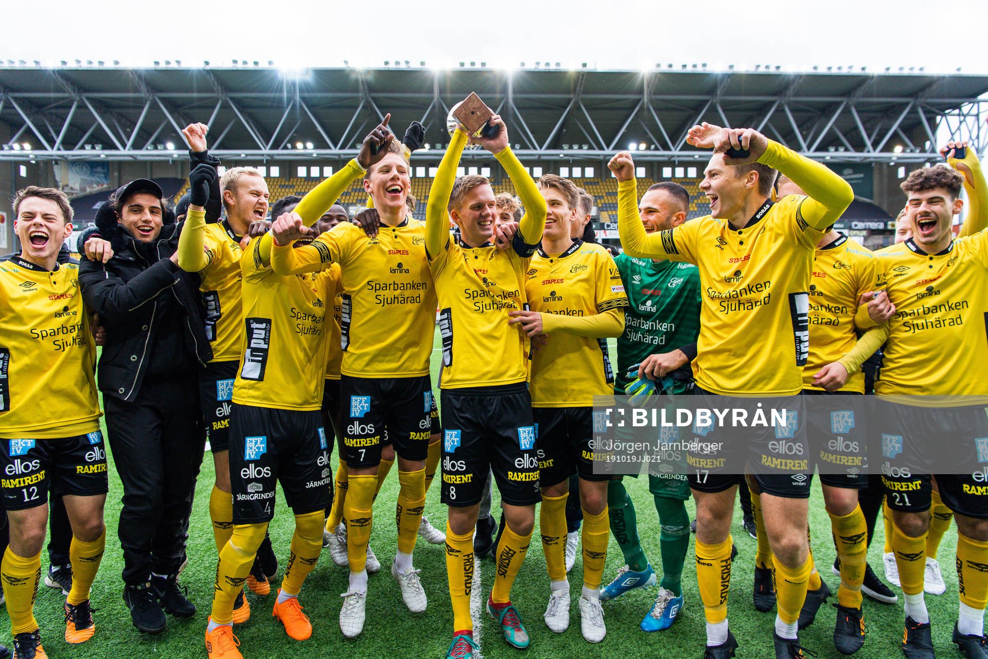 Elfsborgs spelare jublar med pokalen