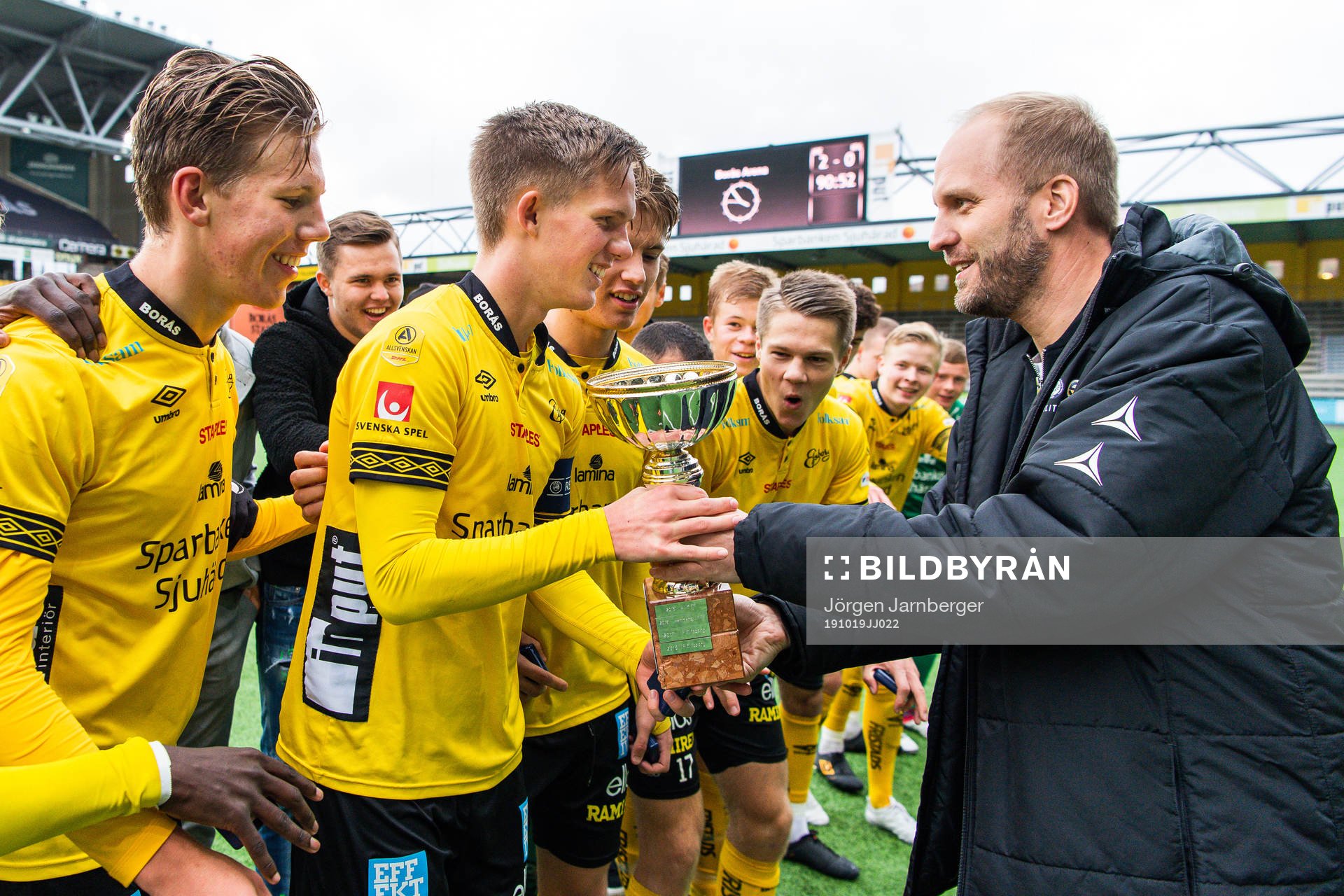 Elfsborgs Tim Stålheden får pokalen av Svensk
