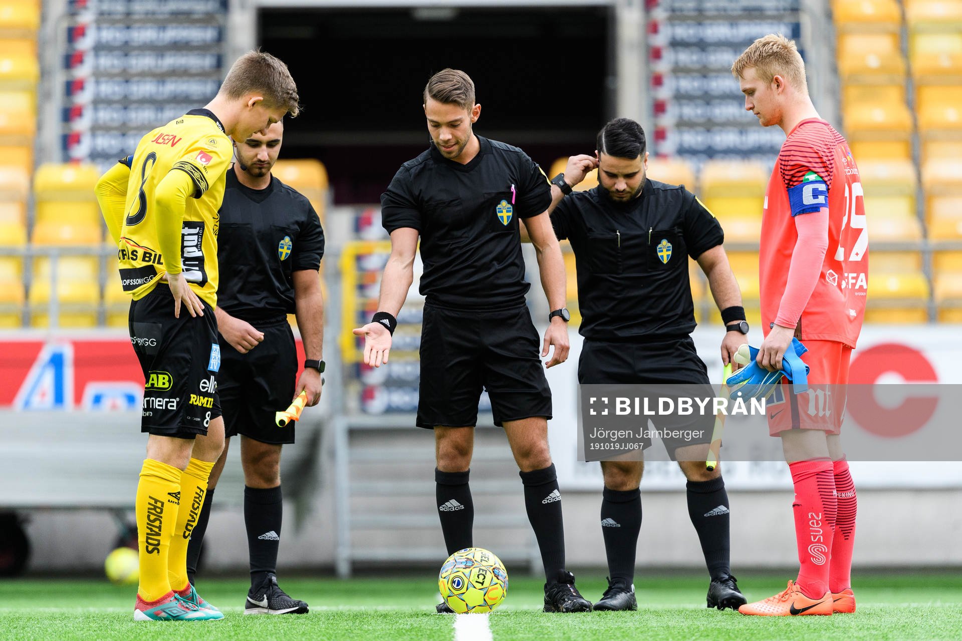 Domare Teddy Dahlin med assisterande domarna Benjamin