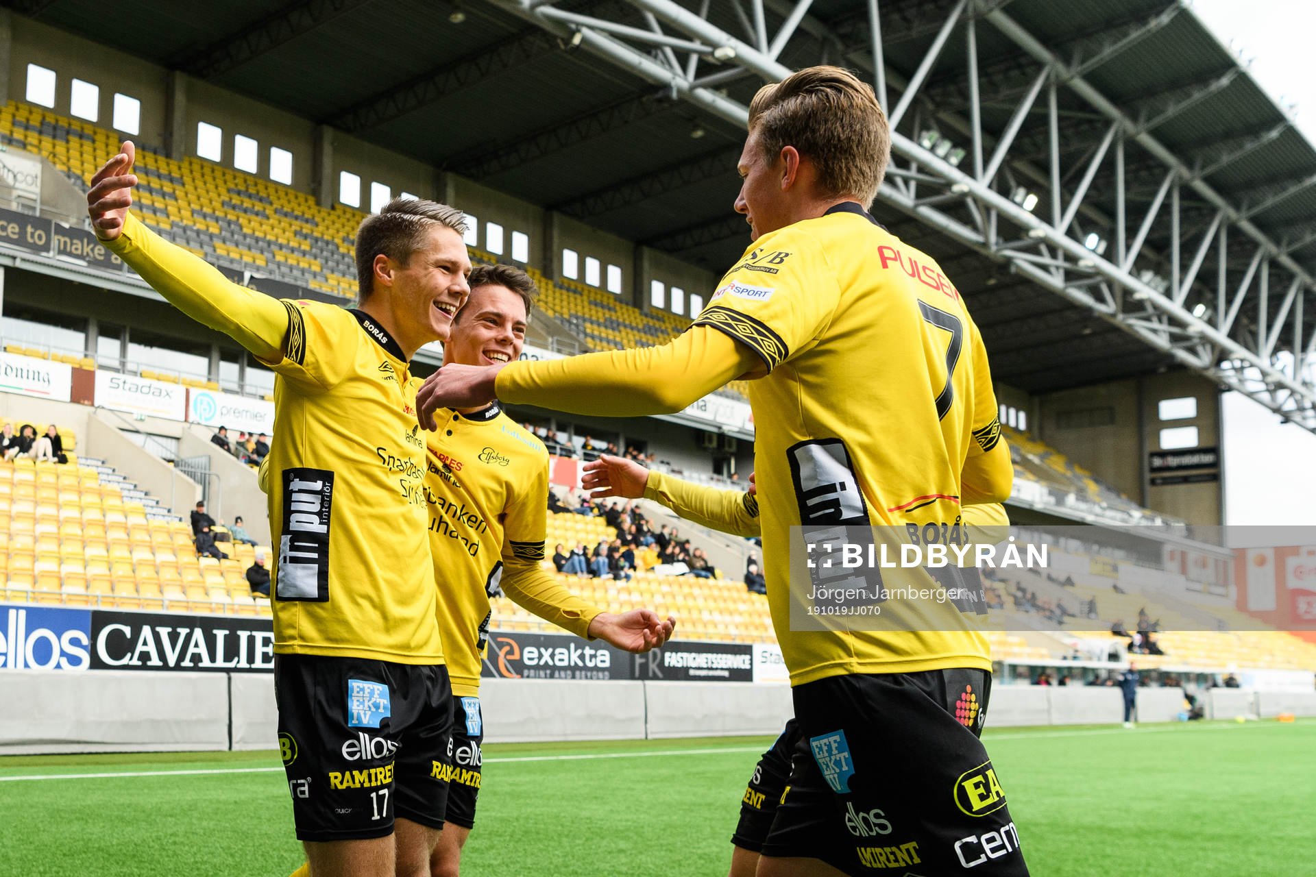 Elfsborgs Gustav Broman klappas om av lagkamrater efter 1-0 under fotbollsmatchen i U19 Allsvenskan mellan Elfsborg och IFK Norrköping den 19 oktober 2019 i Borås.