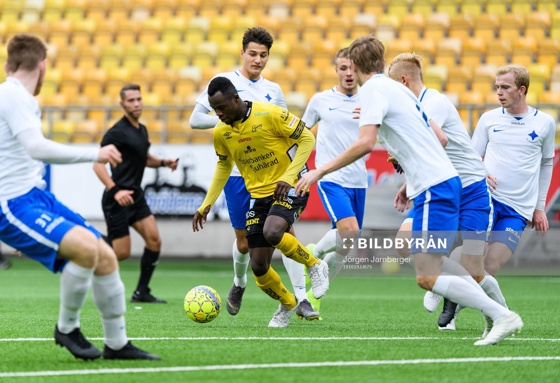 Elfsborgs Prince Isaac Kouame omringad av IFK Norrköpings