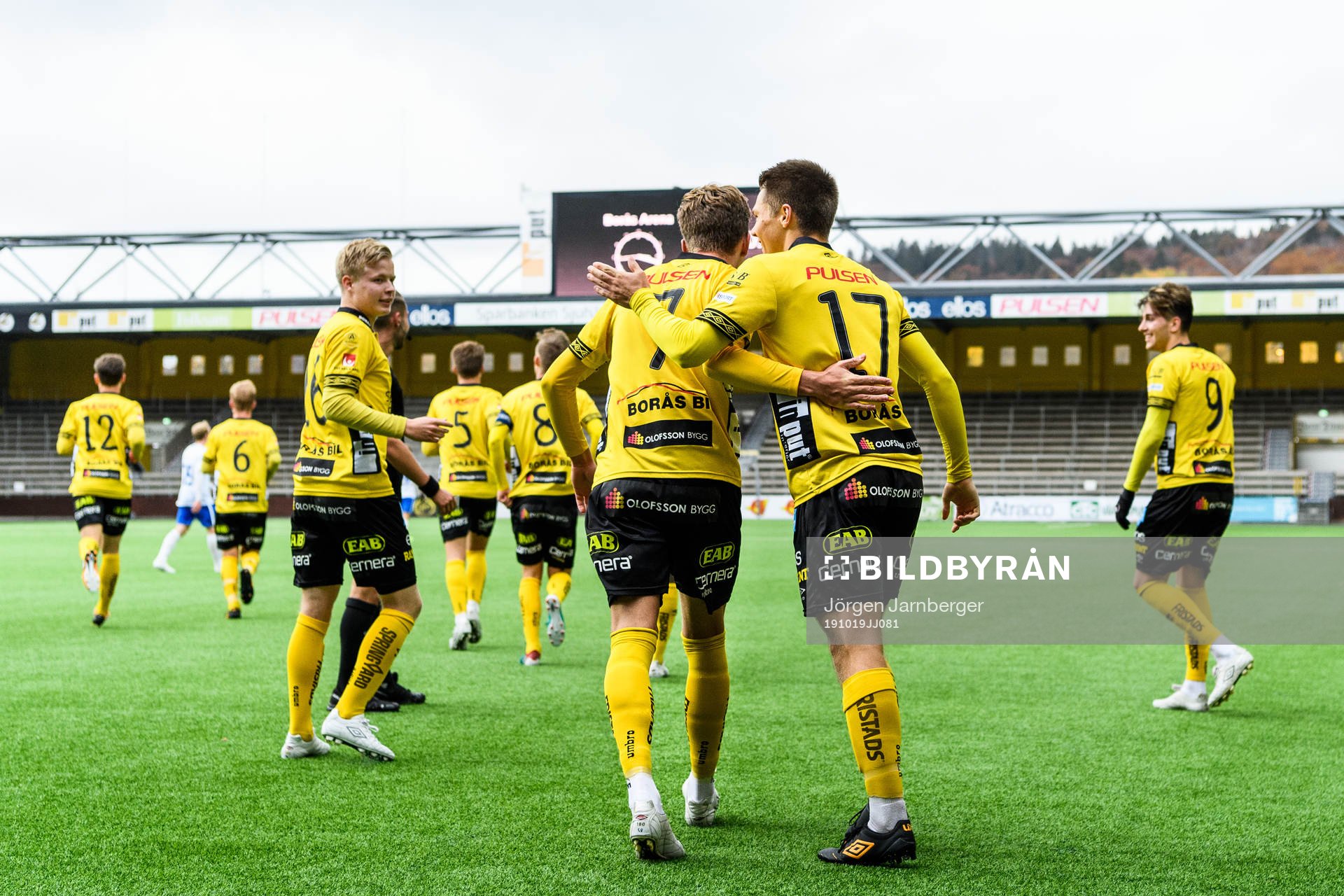 Elfsborgs Noah Söderberg har gjort 2-0 och klappas om av
